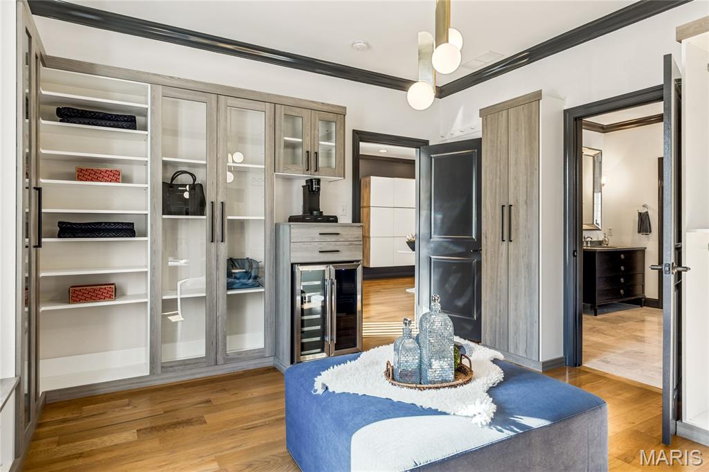 University City, Missouri, 63105, United States, 4 Bedrooms Bedrooms, ,5 BathroomsBathrooms,Residential,For Sale,1989585