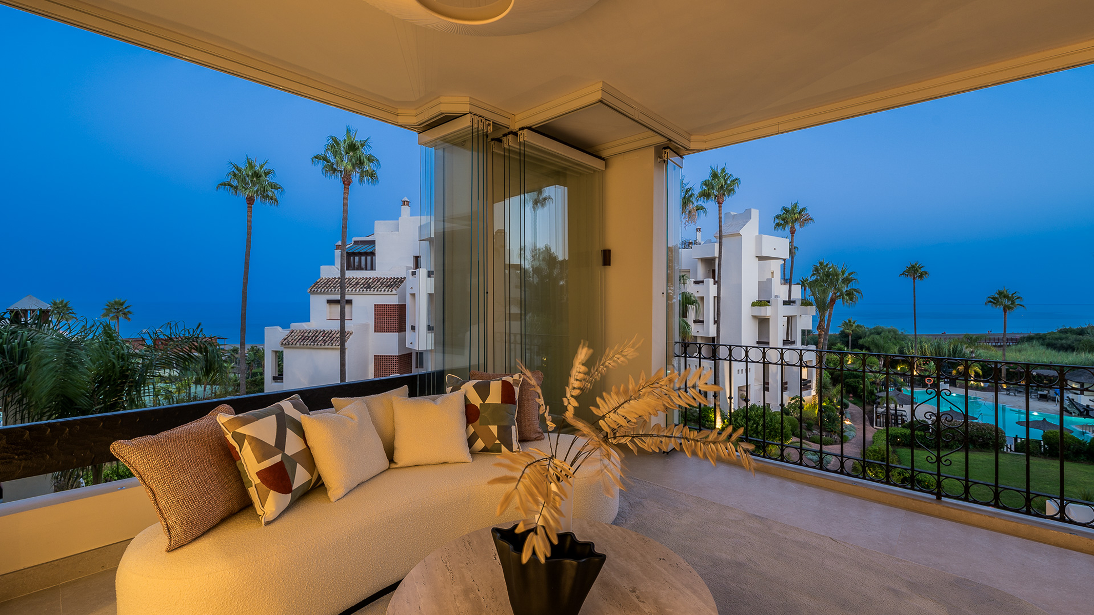  Beachfront corner apartment with expansive terrace in Estepona - 物件實景