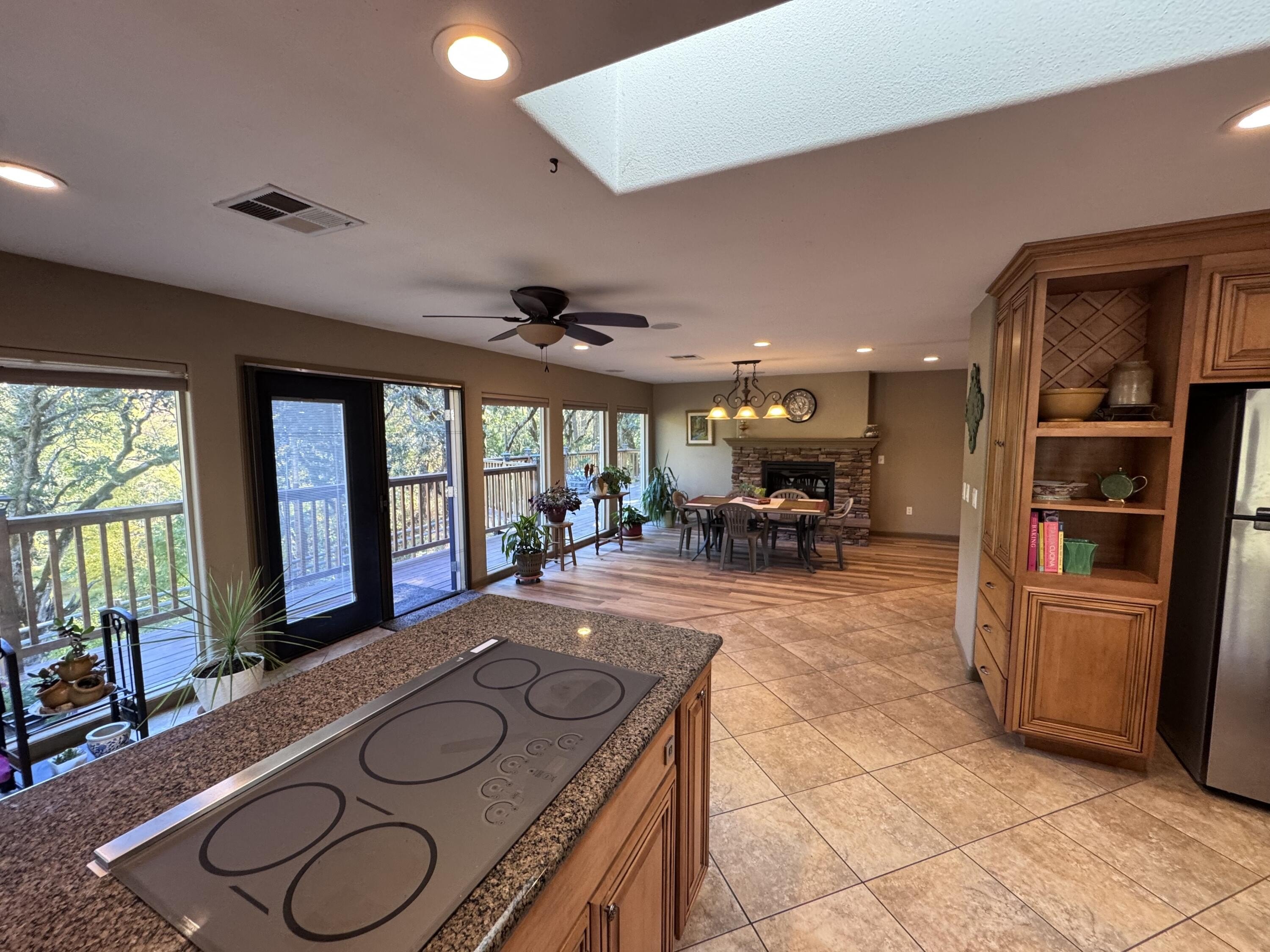 Rogue River, Oregon, 97537, United States, 3 Bedrooms Bedrooms, ,4 BathroomsBathrooms,Residential,For Sale,1982617