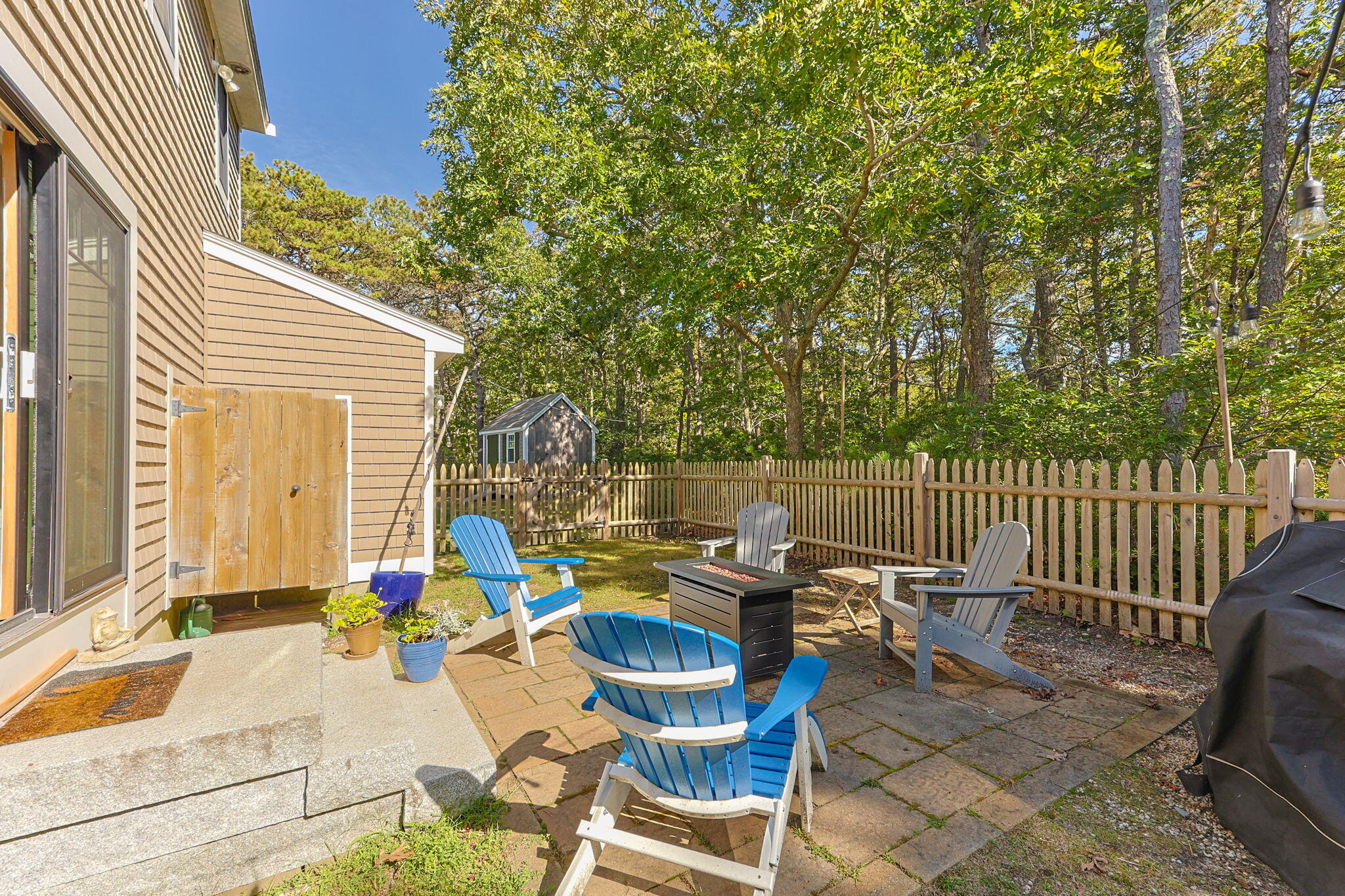  2017-Built Cape Cod Charmer with Fireplace, Fenced Yard and Patio - 物件實景