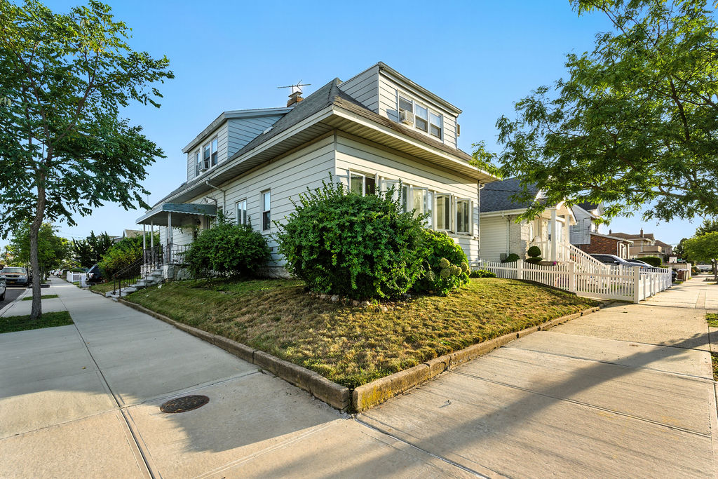 Howard Beach, New York, 11414, United States, 5 Bedrooms Bedrooms, ,2 BathroomsBathrooms,Residential,For Sale,1975186