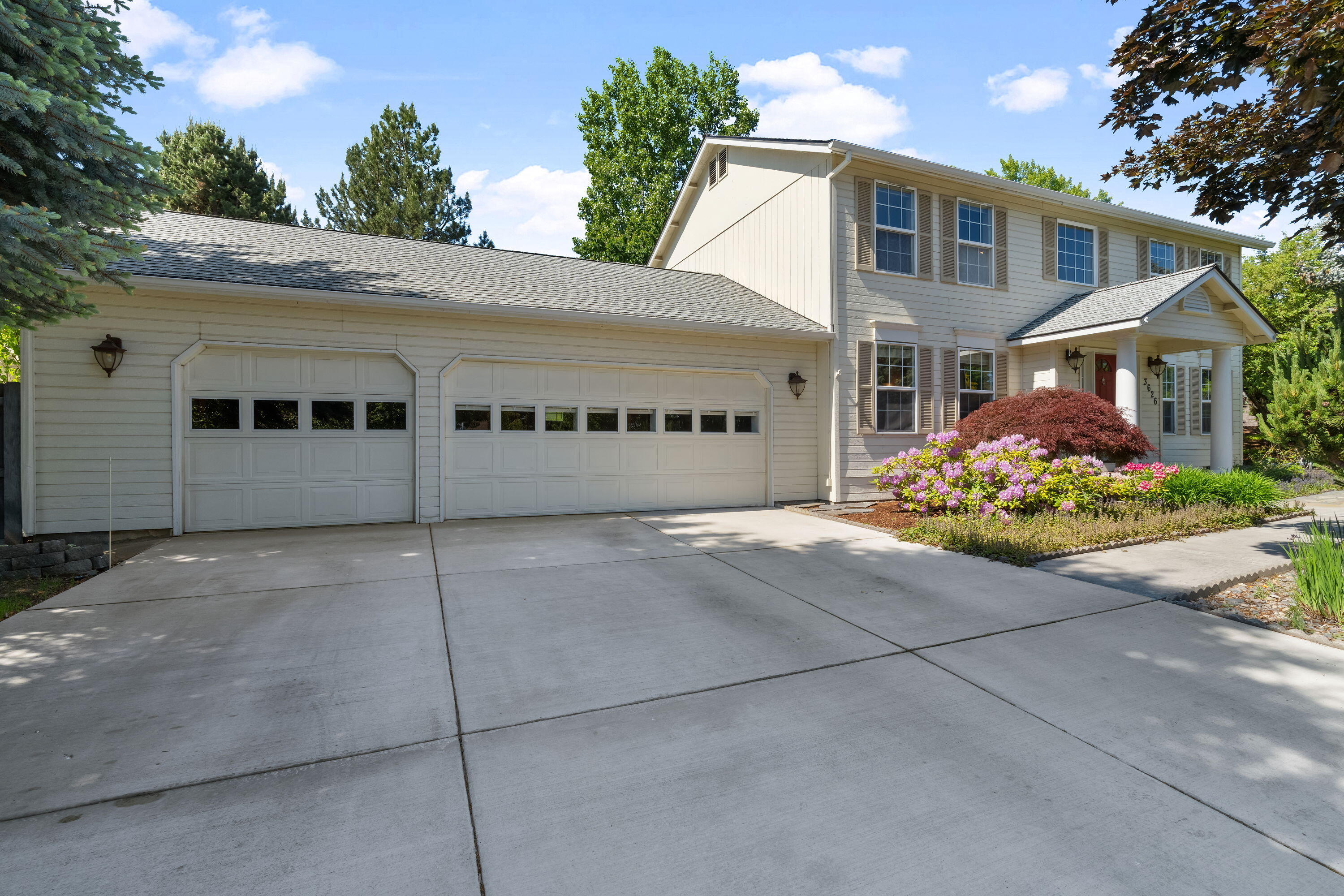 Redmond, Oregon, 97756, United States, 3 Bedrooms Bedrooms, ,4 BathroomsBathrooms,Residential,For Sale,1856956