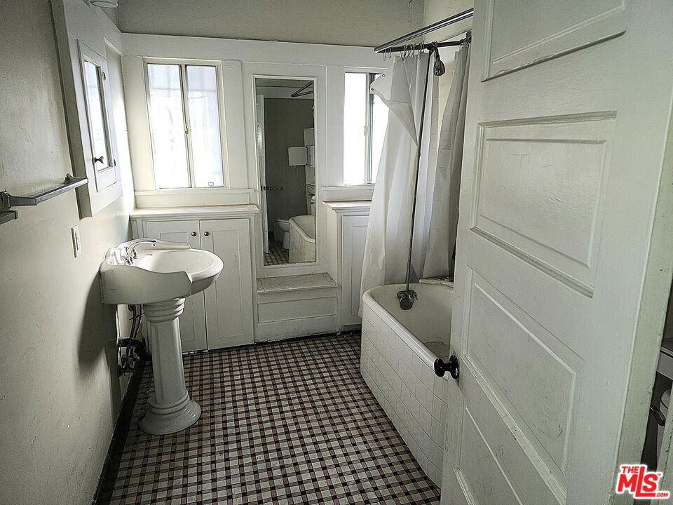 Los Angeles, California, 90037, United States, 4 Bedrooms Bedrooms, ,Residential,For Sale,2000883