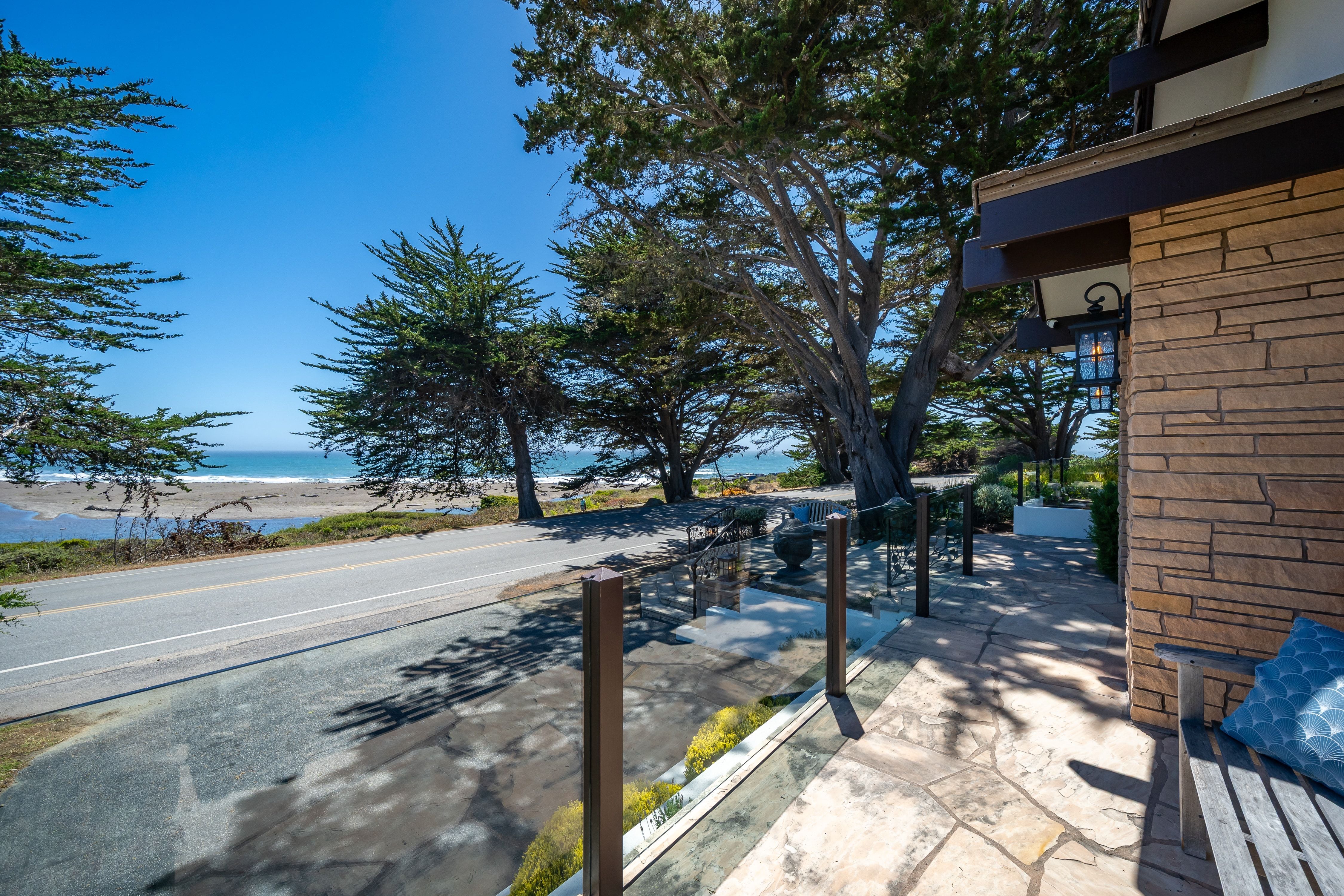 Rare Single-Level Oceanfront Retreat on World-Famous Moonstone Beach - 物件實景
