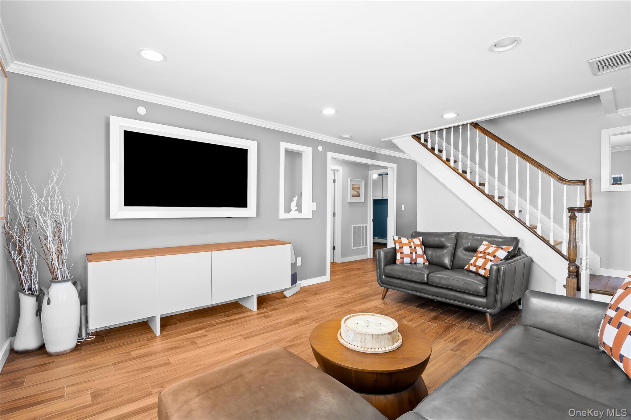 Lindenhurst, New York, 11757, United States, 3 Bedrooms Bedrooms, ,2 BathroomsBathrooms,Residential,For Sale,1996018