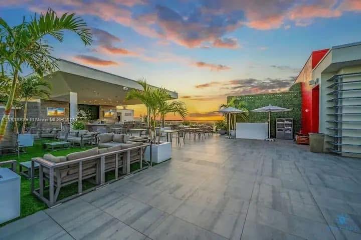 Hollywood, Florida, 33019, United States, 2 Bedrooms Bedrooms, ,1 BathroomBathrooms,Residential,For Sale,1850092