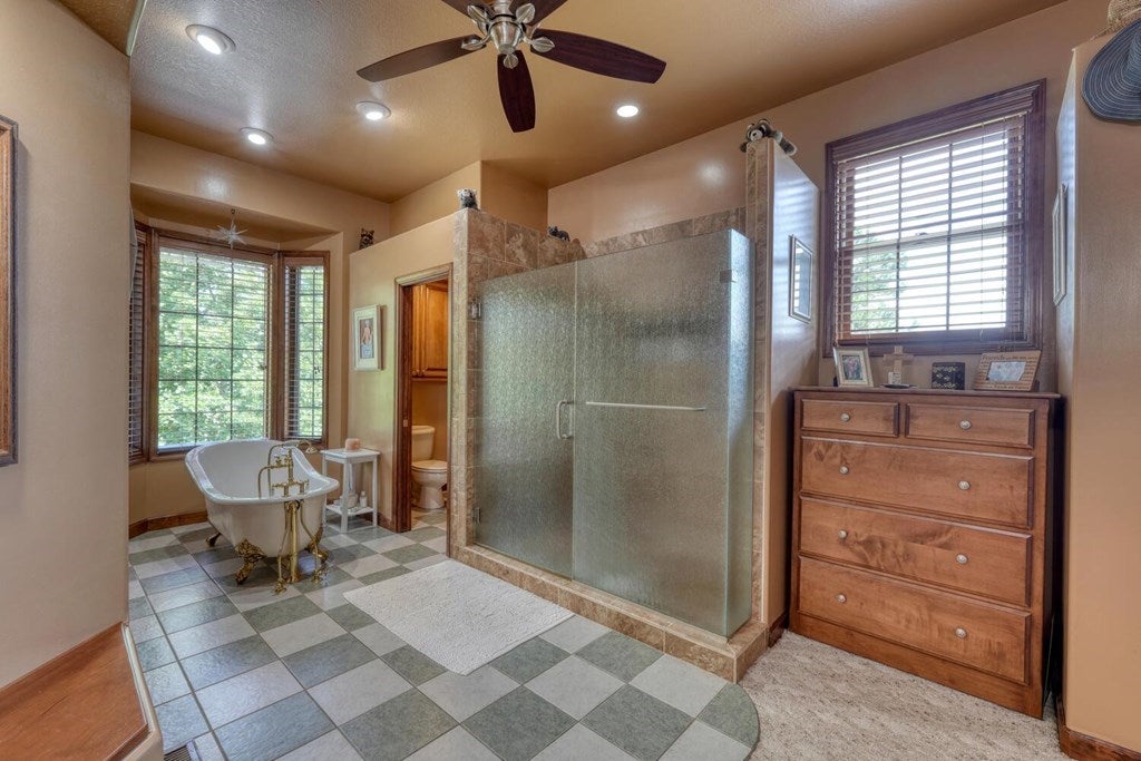 Murphy, North Carolina, 28906, United States, 3 Bedrooms Bedrooms, ,2 BathroomsBathrooms,Residential,For Sale,1926977