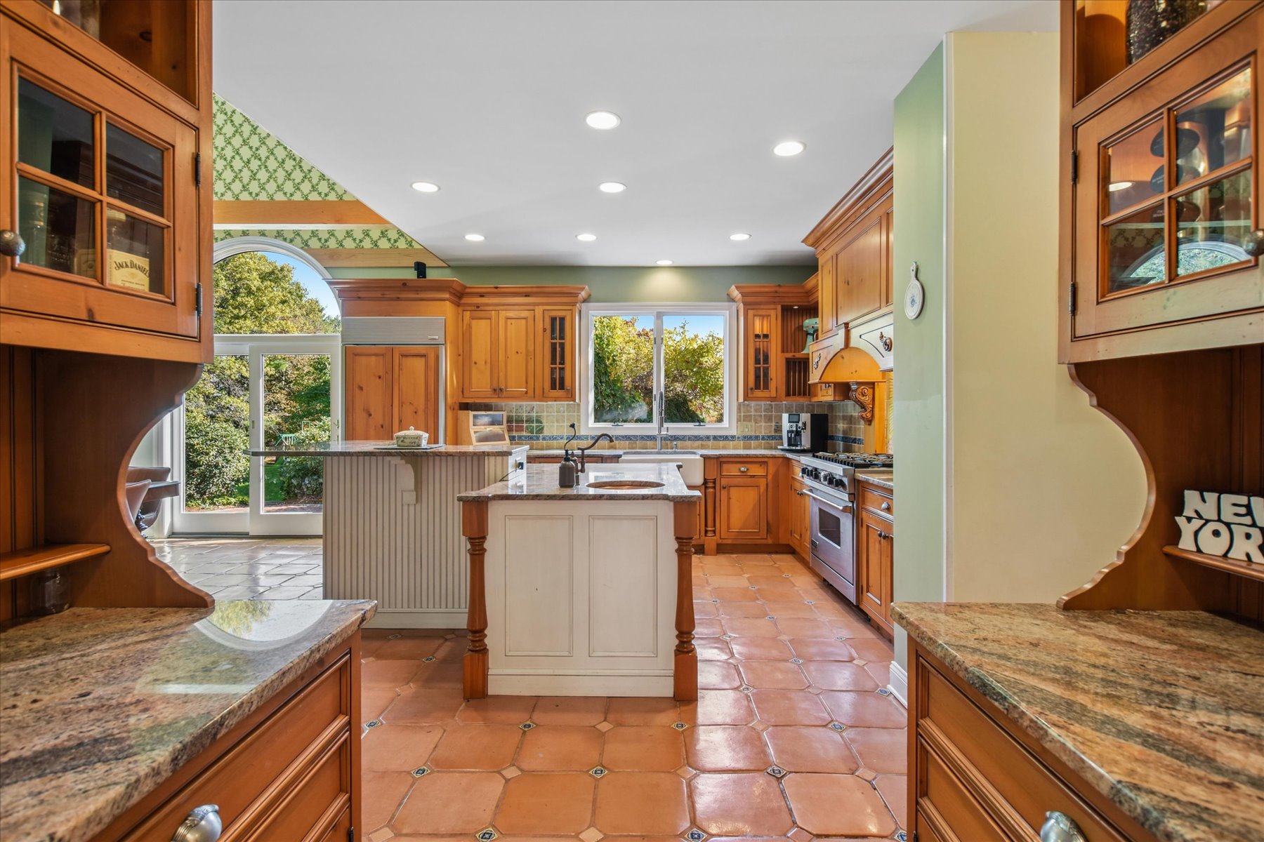  Distinctive Colonial Home Located in Well-Established Neighborhood - 物件實景
