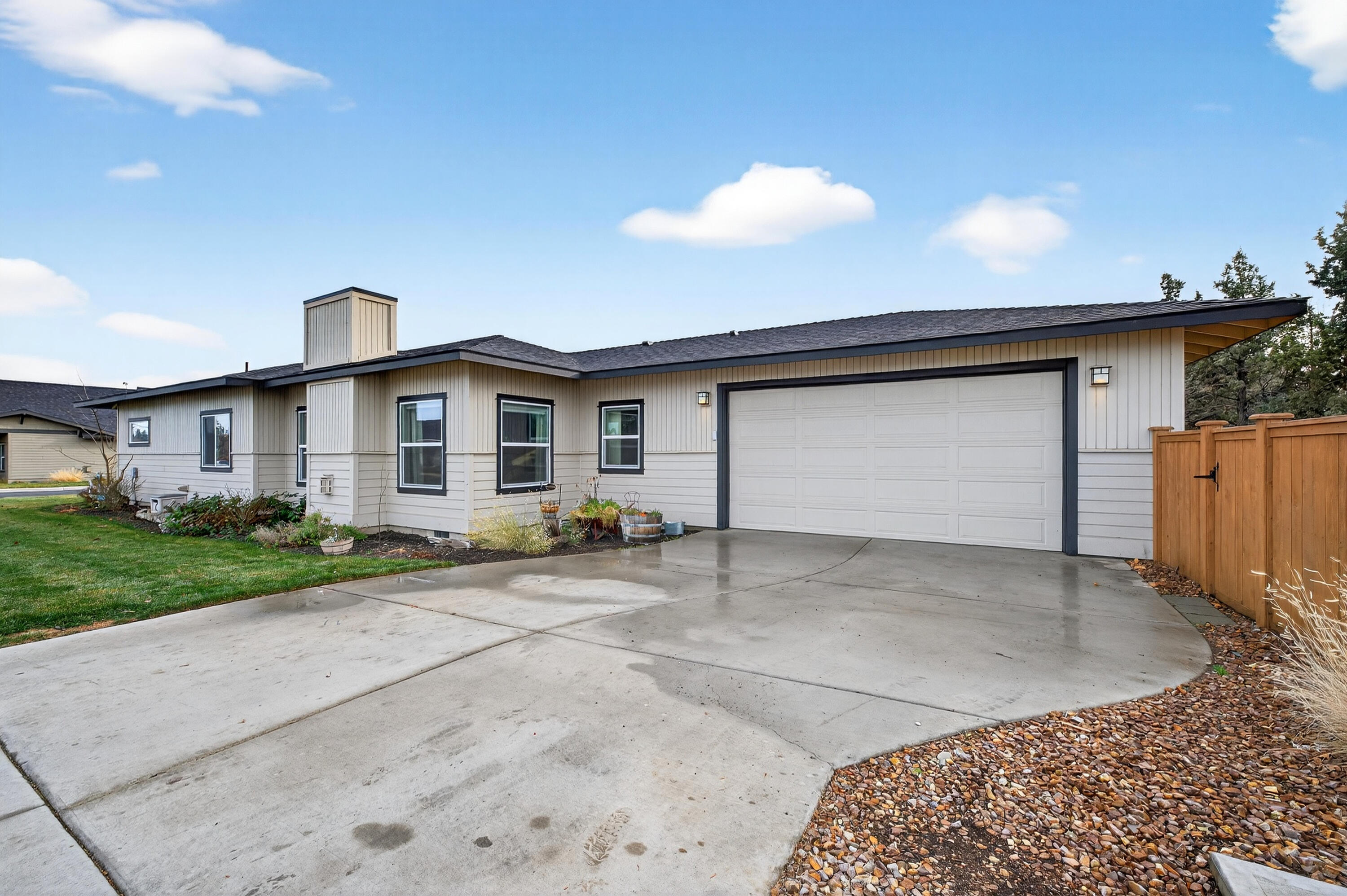 Redmond, Oregon, 97756, United States, 3 Bedrooms Bedrooms, ,2 BathroomsBathrooms,Residential,For Sale,2007791