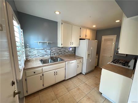 Los Angeles, California, 90016, United States, 2 Bedrooms Bedrooms, ,2 BathroomsBathrooms,Residential,For Sale,1980919