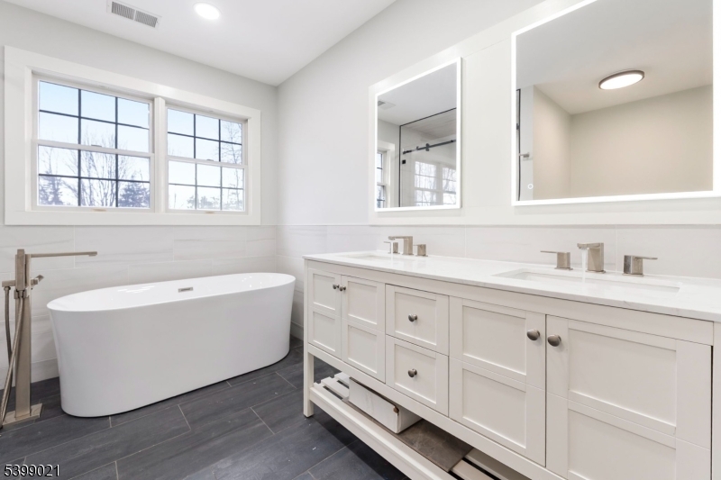 Lafayette Twp., New Jersey, 07848, United States, 5 Bedrooms Bedrooms, ,4 BathroomsBathrooms,Residential,For Sale,2003024