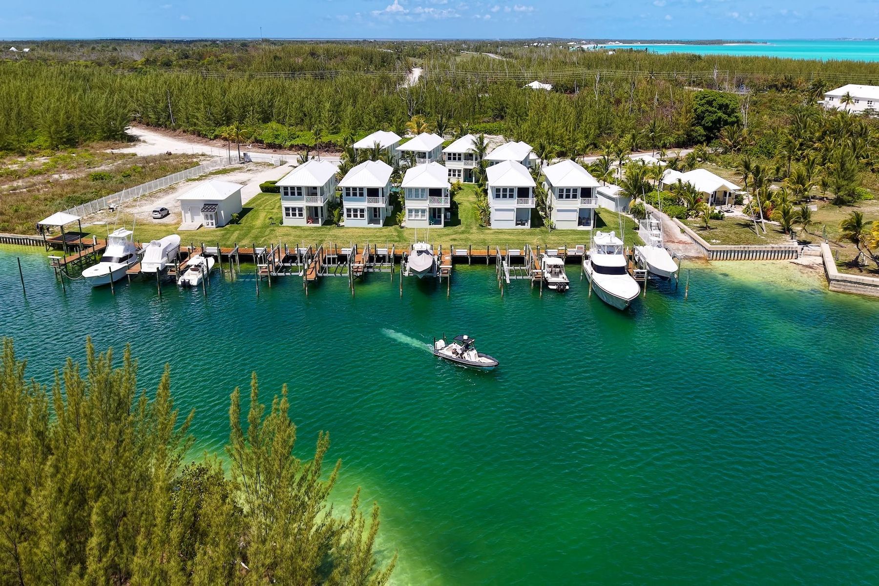  Modern Waterfront Home with Private Dock - 物件實景