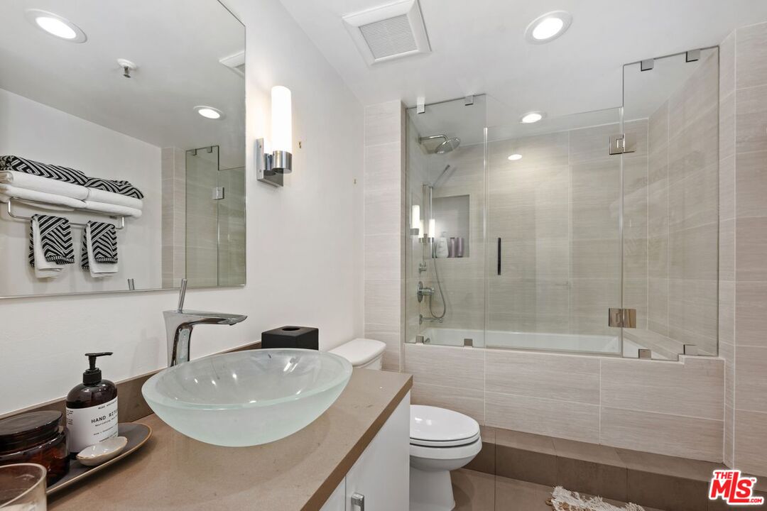 Los Angeles, California, 90024, United States, 2 Bedrooms Bedrooms, ,2 BathroomsBathrooms,Residential,For Sale,1901697