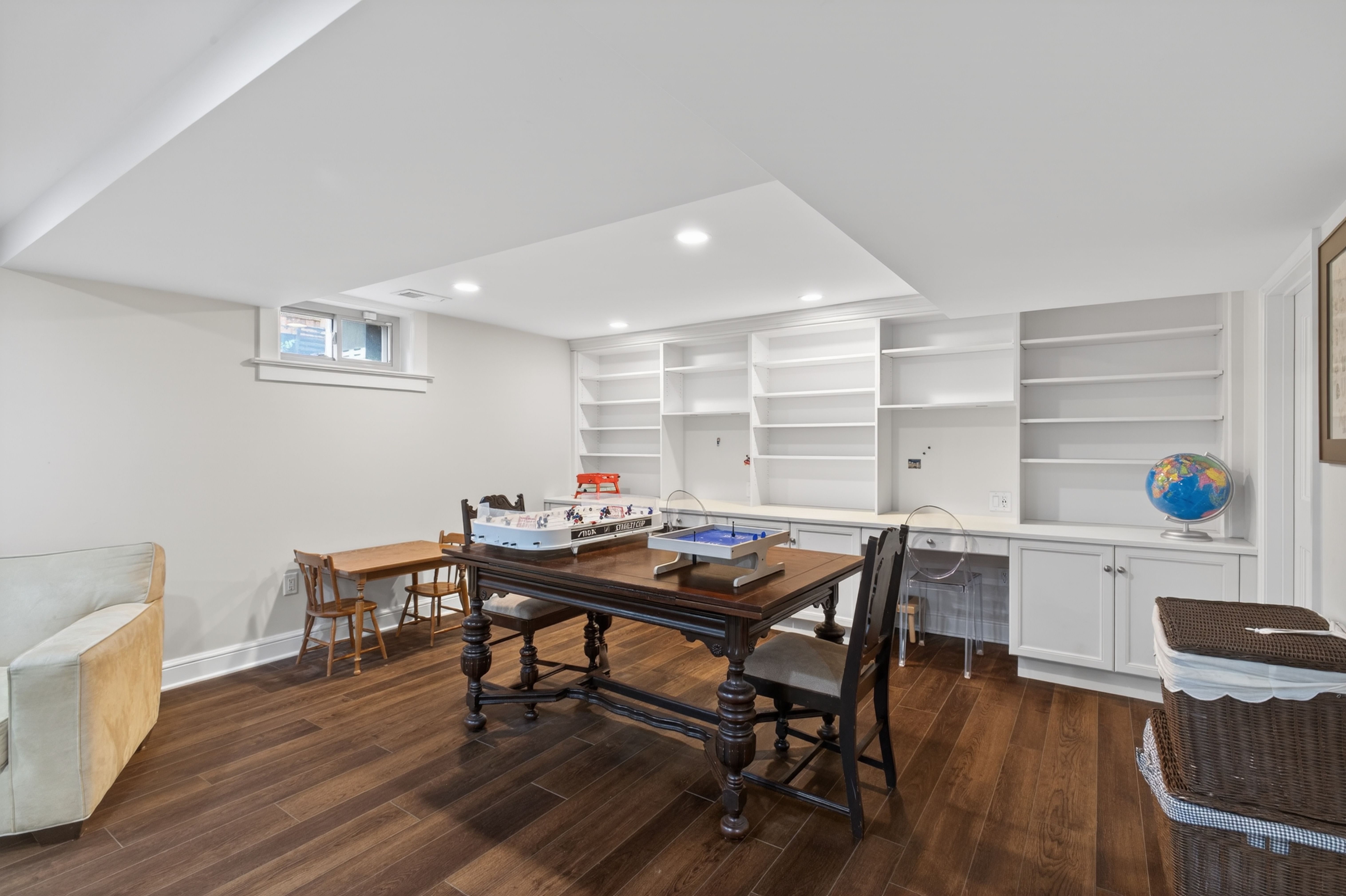 Recently renovated Hilltop Tudor is a must see - 物件實景