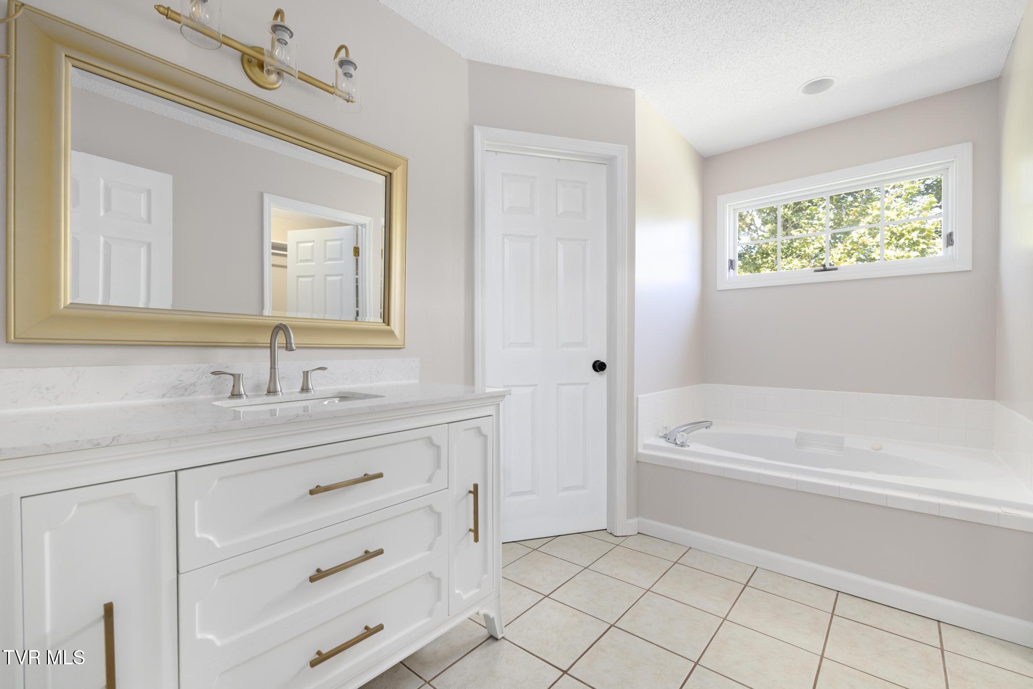 Gray, Tennessee, 37615, United States, 5 Bedrooms Bedrooms, ,4 BathroomsBathrooms,Residential,For Sale,1978234