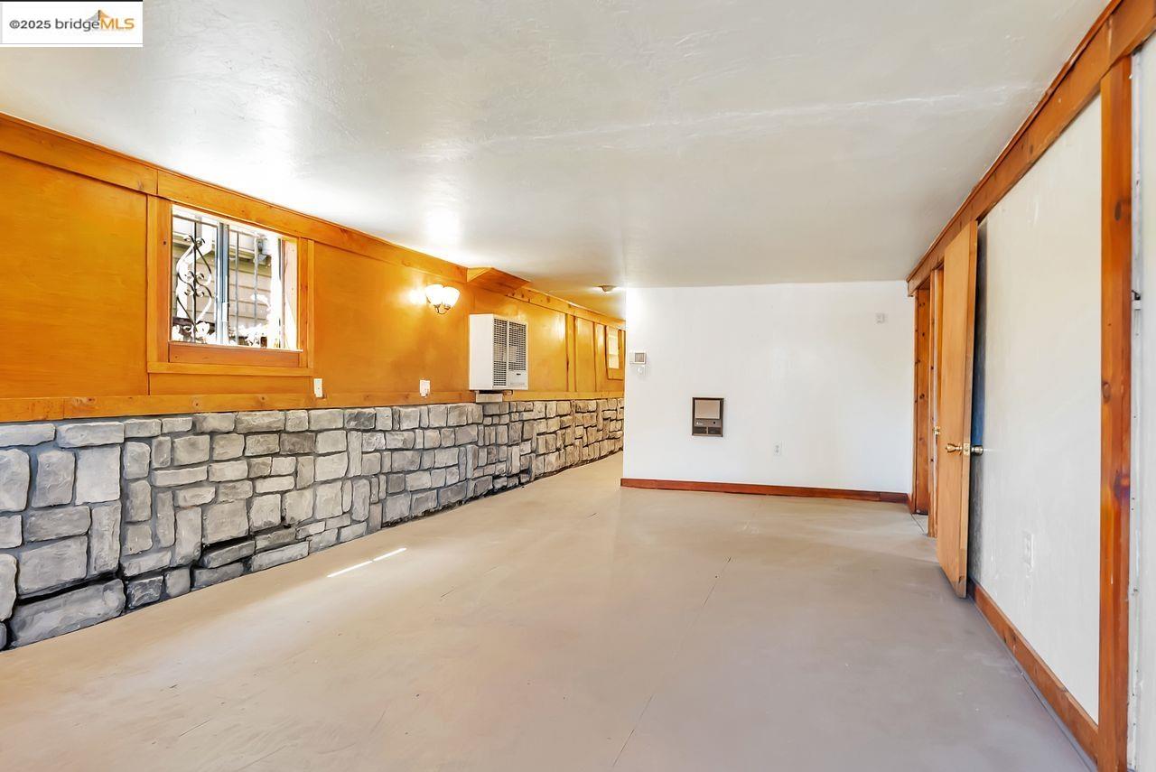 Oakland, California, 94608, United States, 6 Bedrooms Bedrooms, ,3 BathroomsBathrooms,Residential,For Sale,1939780
