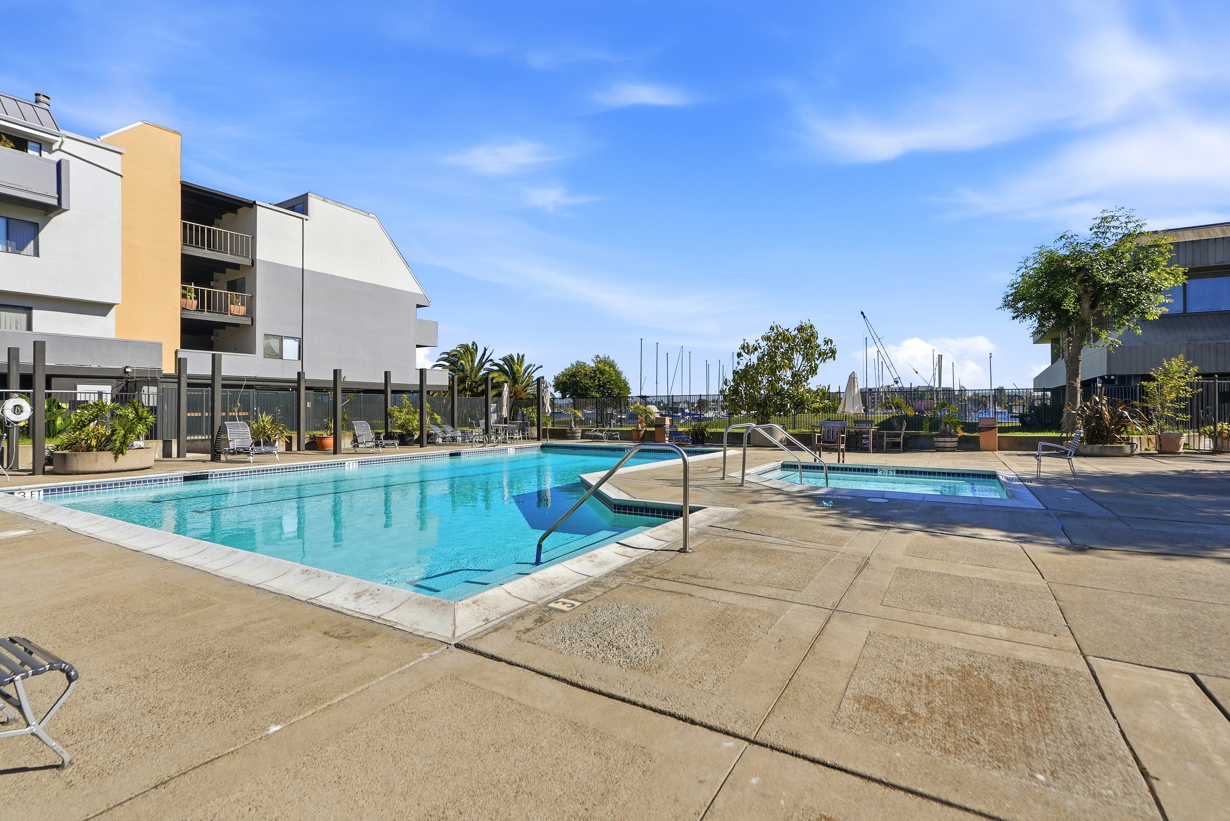  Stylishly Waterfront Condominium with Resort-Style Amenities - 物件實景