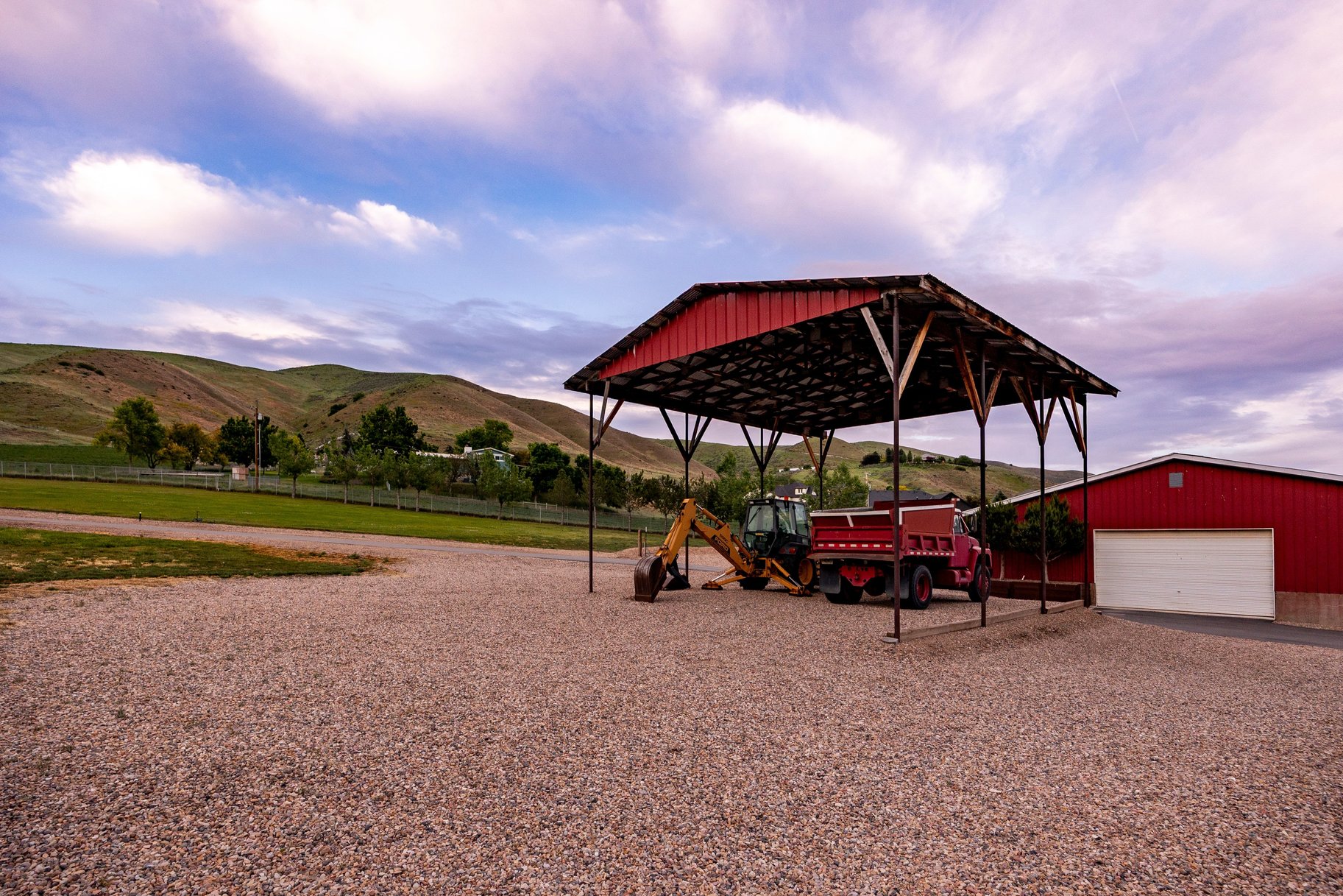  Incredibly Well-Maintained Horse Property with Indoor Arena & Views - 物件實景