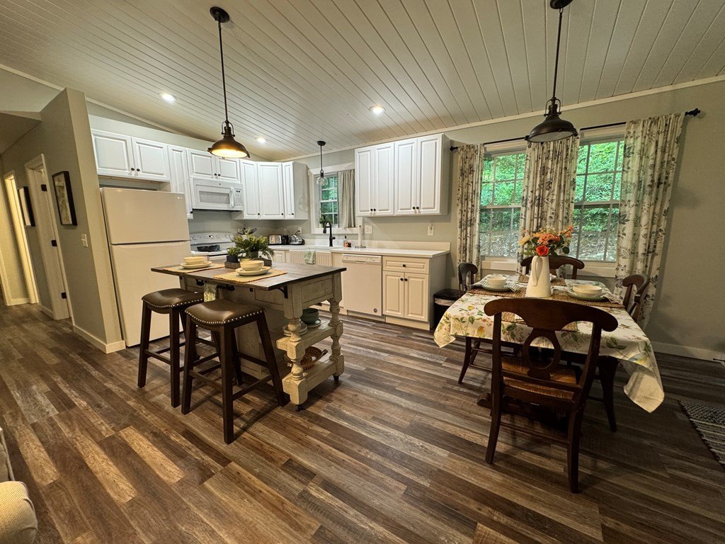 Murphy, North Carolina, 28906, United States, 2 Bedrooms Bedrooms, ,2 BathroomsBathrooms,Residential,For Sale,1930975