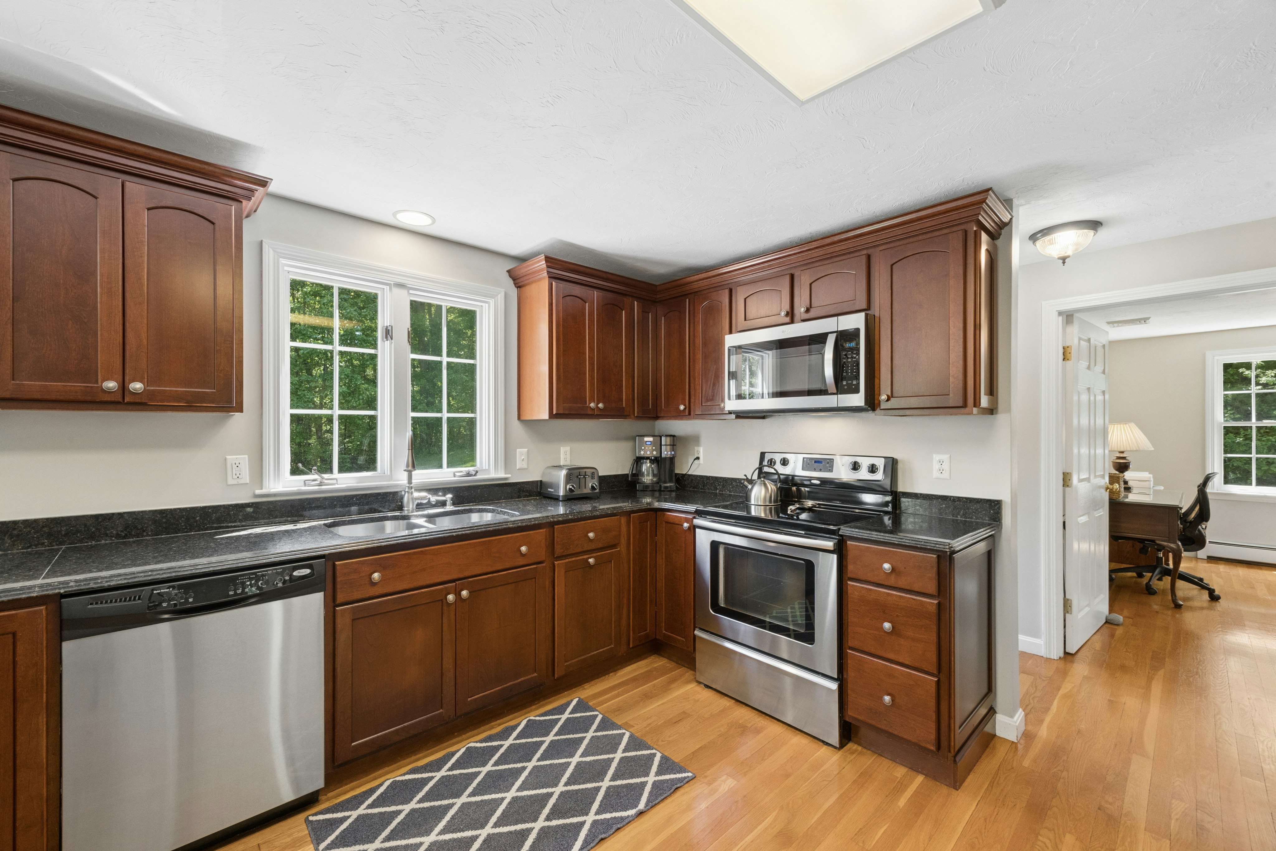  28 Whitman Street, Stow, MA 01775 - 物件實景