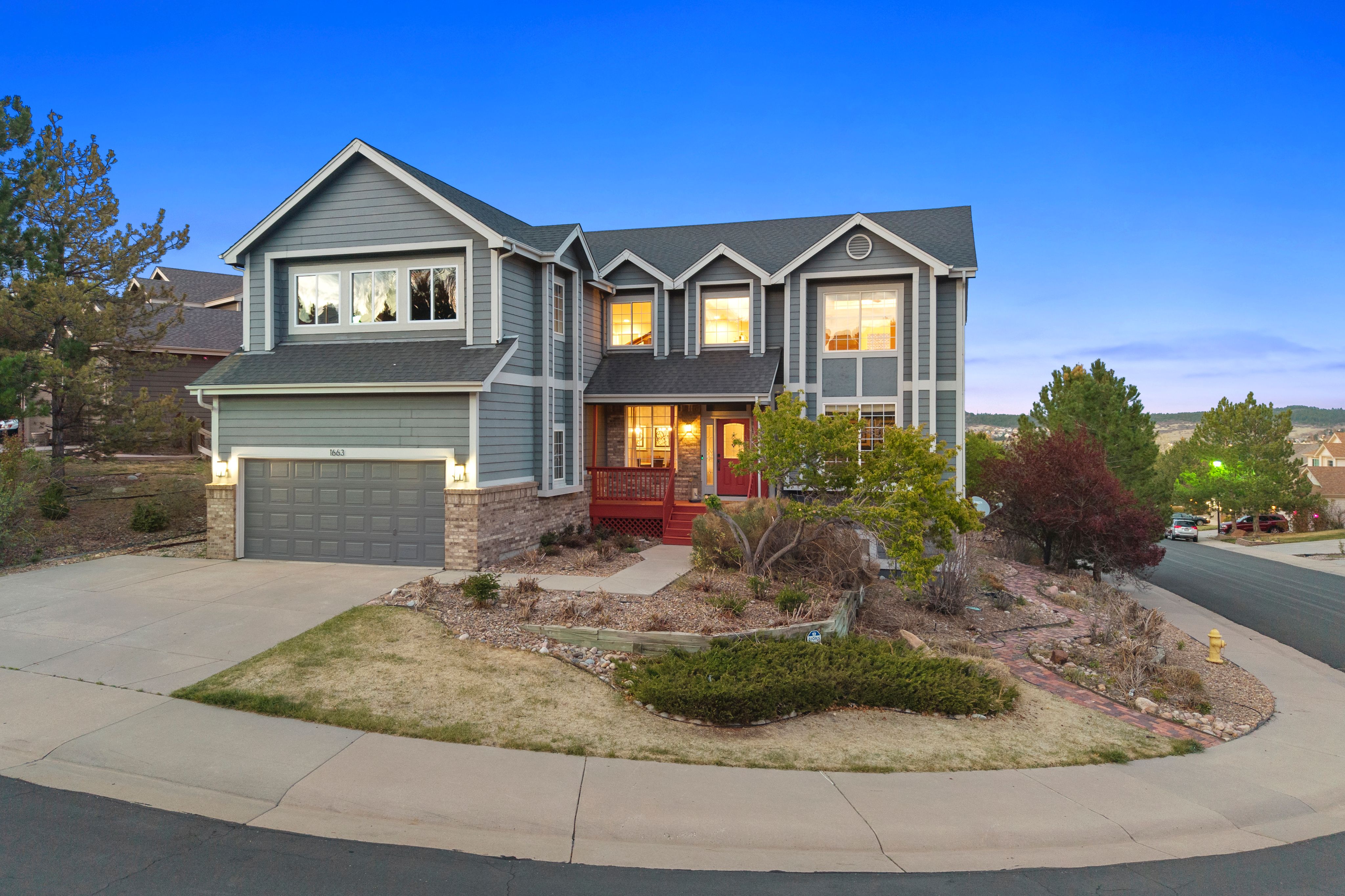  Situated on a desirable corner lot in the sought-after Red Hawk community - 物件實景