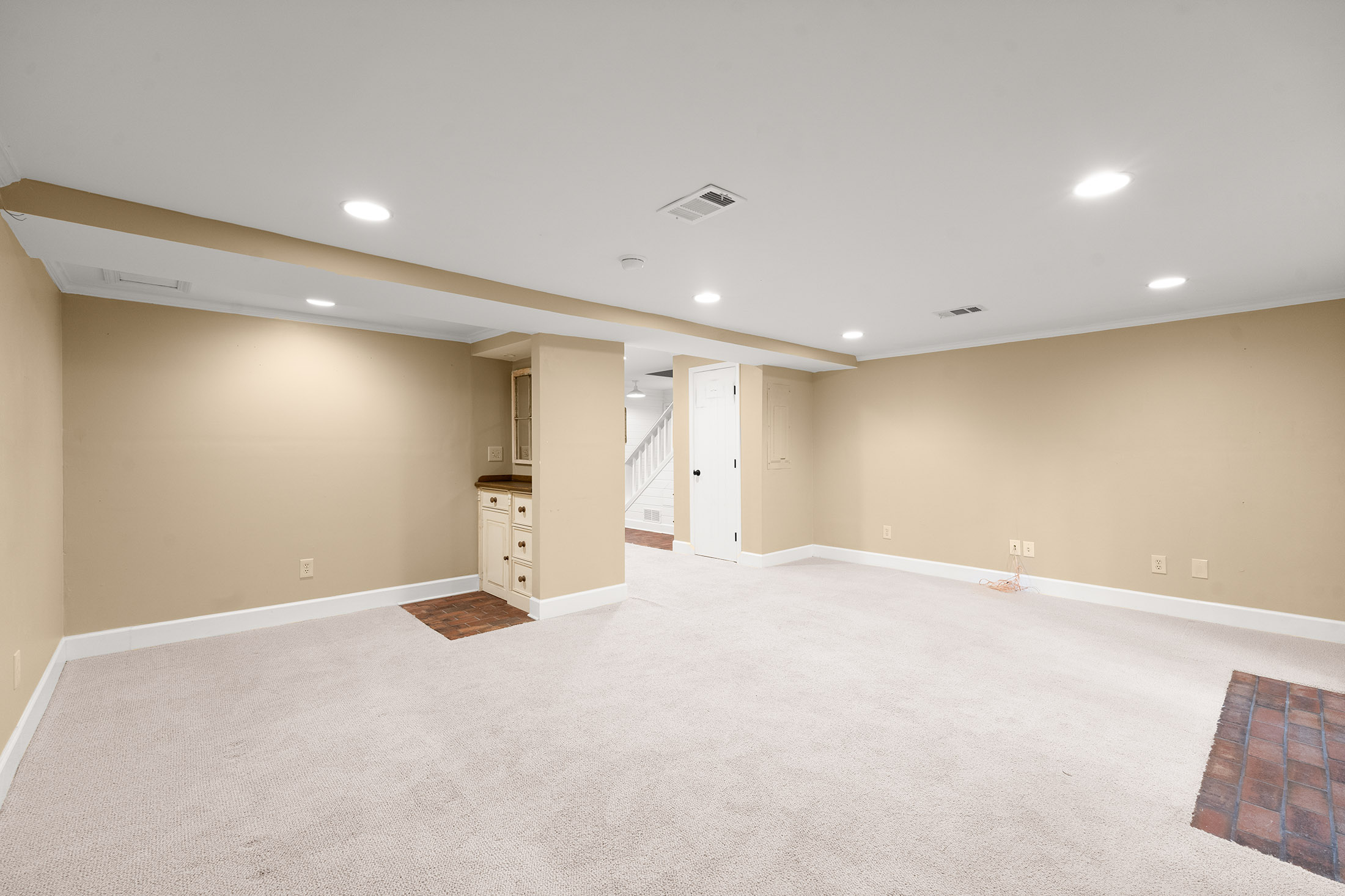  Beautifully Transformed Home in Lassiter School District - 物件實景