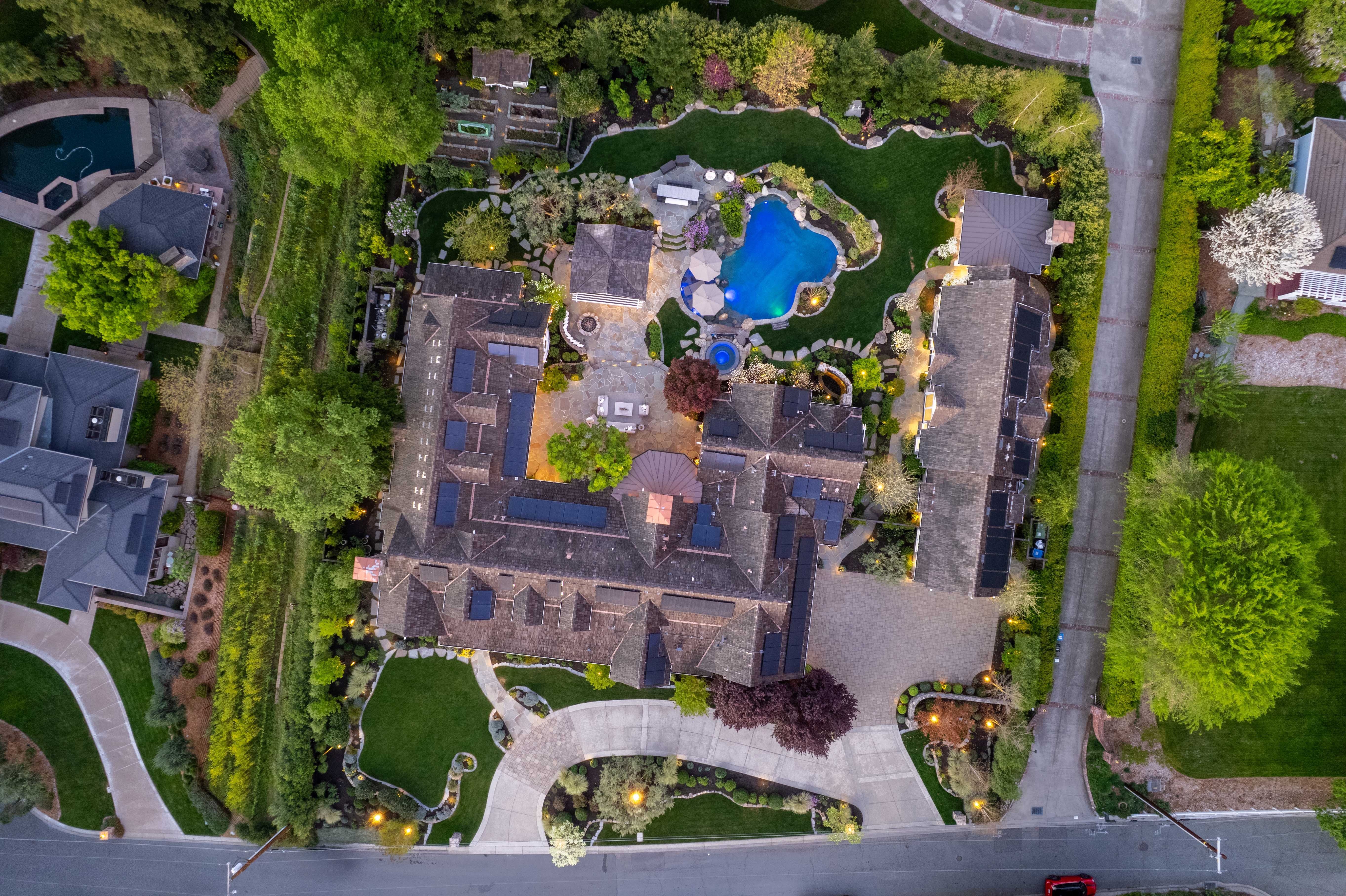  A Private One-Acre Compound Defined by Craftsmanship, Scale and Resort Living - 物件實景