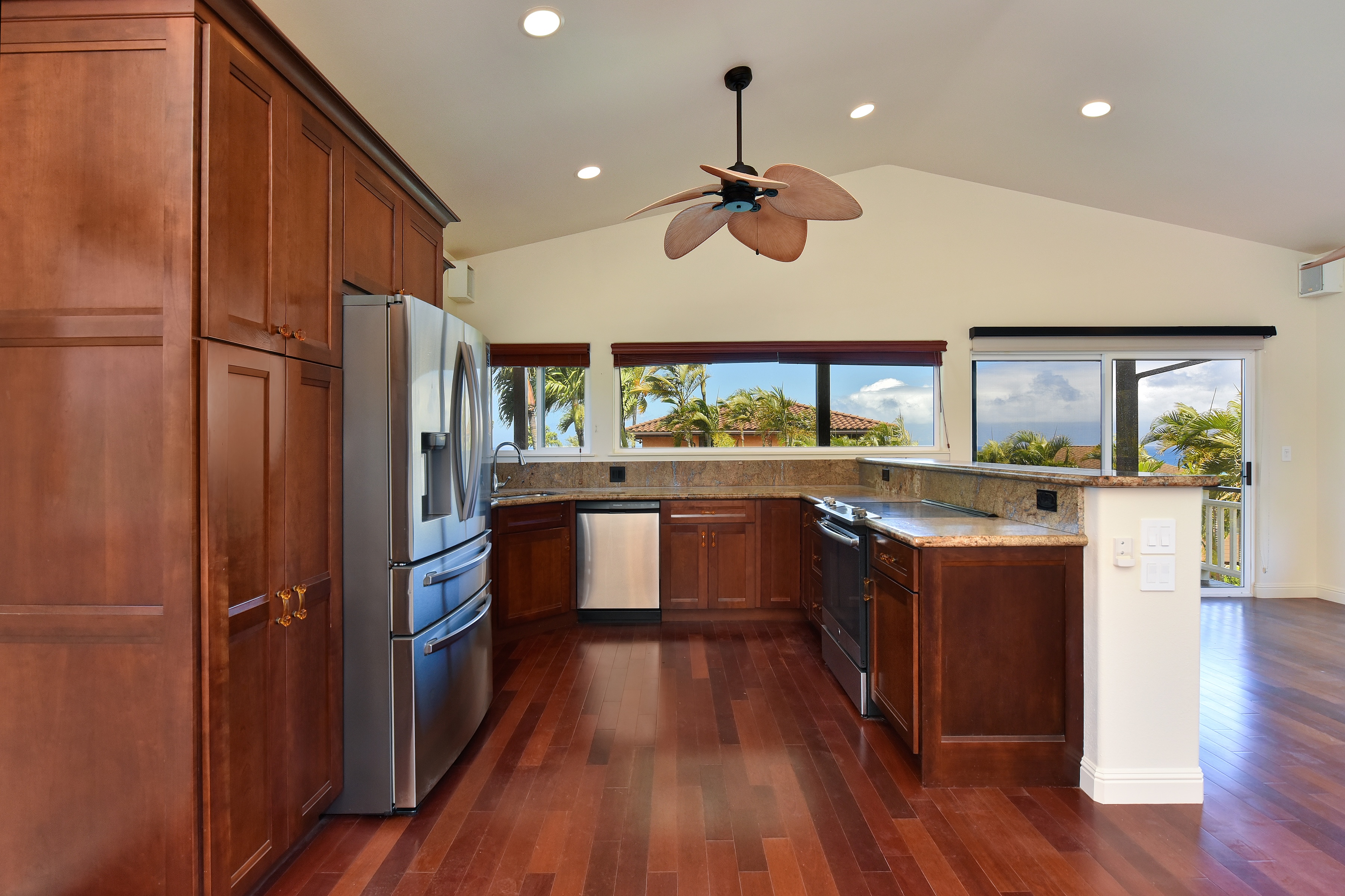  Updated two-story home featuring ocean and island views - 物件實景