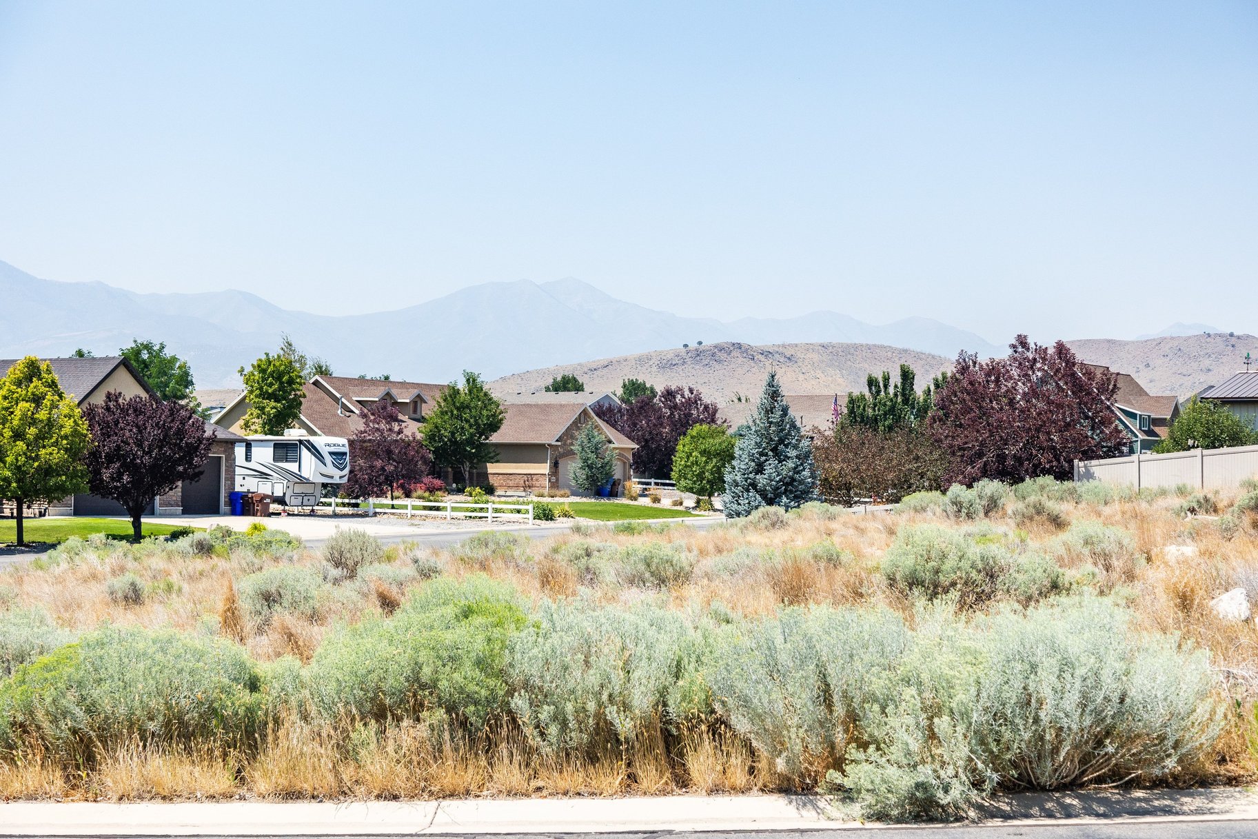  0.56 acres. Corner Lot. No HOA. ADU Potential. This one is different - 物件實景