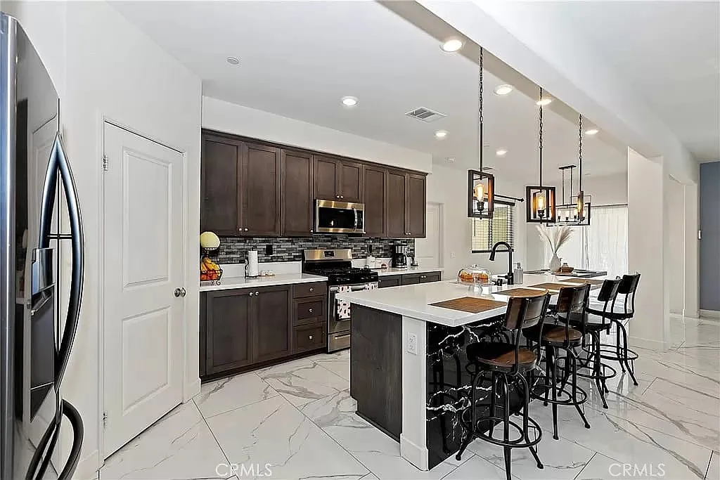 Victorville, California, 92392, United States, 5 Bedrooms Bedrooms, ,4 BathroomsBathrooms,Residential,For Sale,1984455