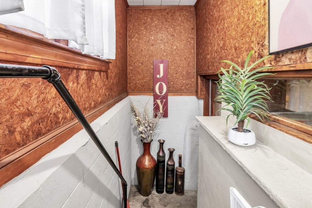 Haverhill, Massachusetts, 01830, United States, 5 Bedrooms Bedrooms, ,3 BathroomsBathrooms,Residential,For Sale,1990407