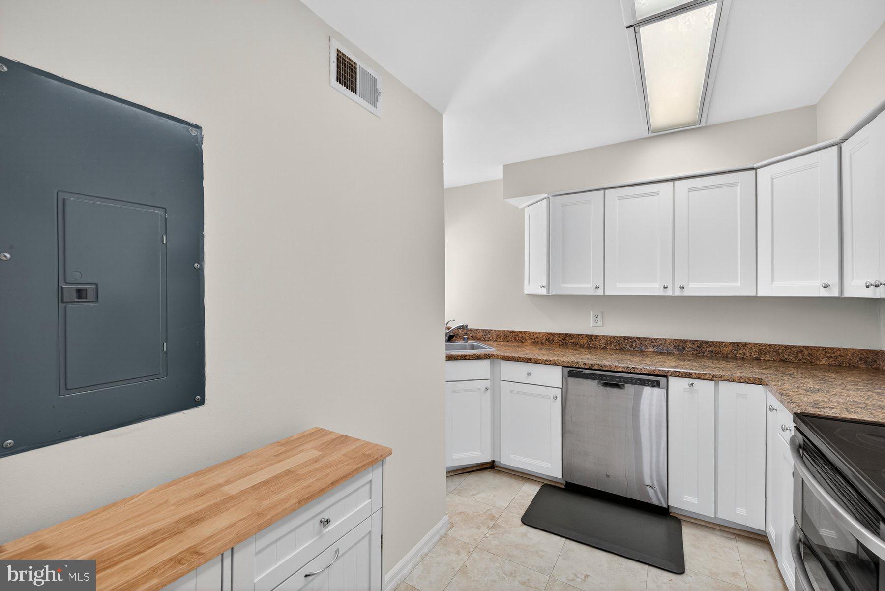 Arlington, Virginia, 22206, United States, ,Residential,For Sale,1992394