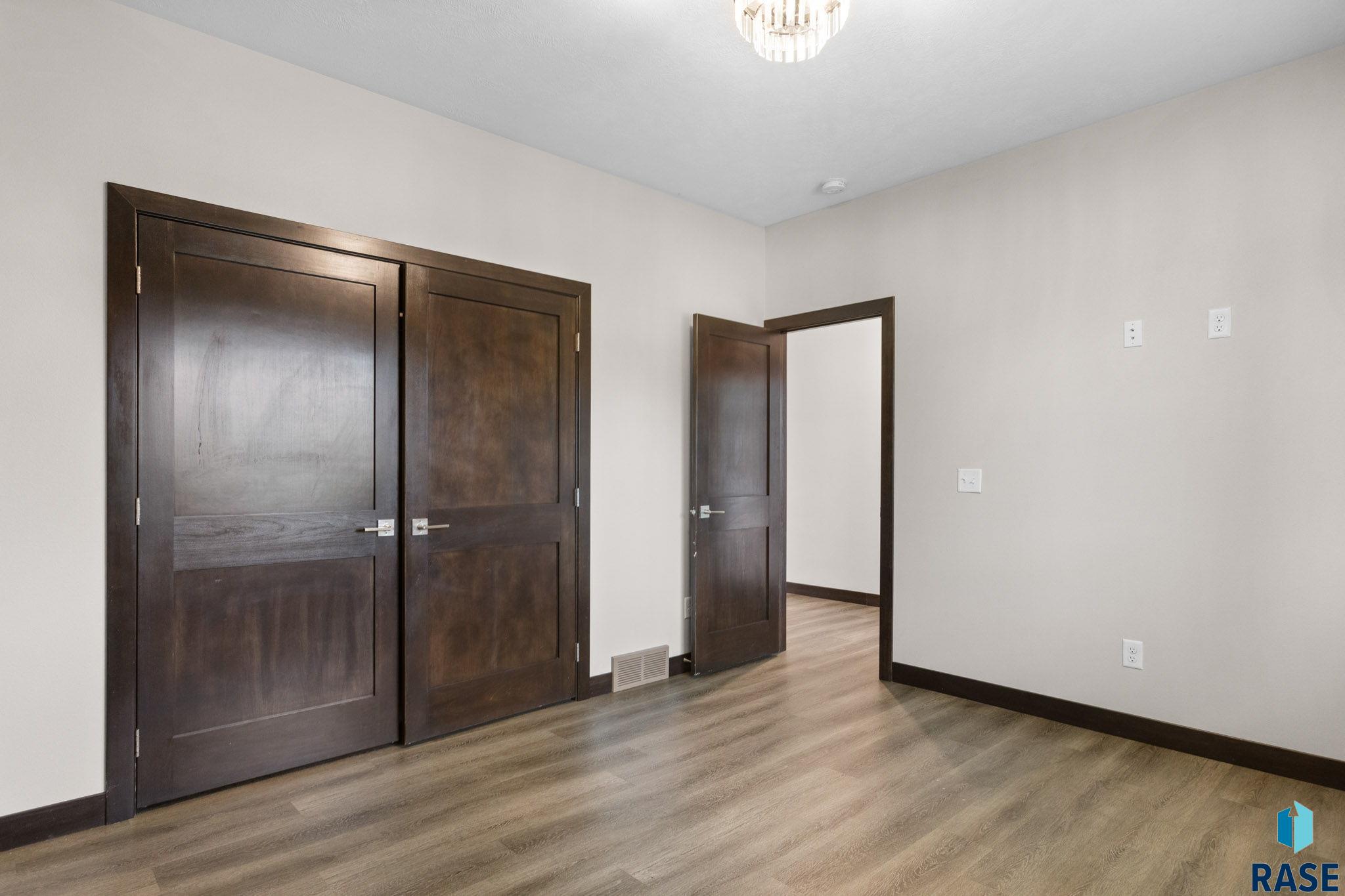 Sioux Falls, South Dakota, 57103, United States, 6 Bedrooms Bedrooms, ,4 BathroomsBathrooms,Residential,For Sale,1898339