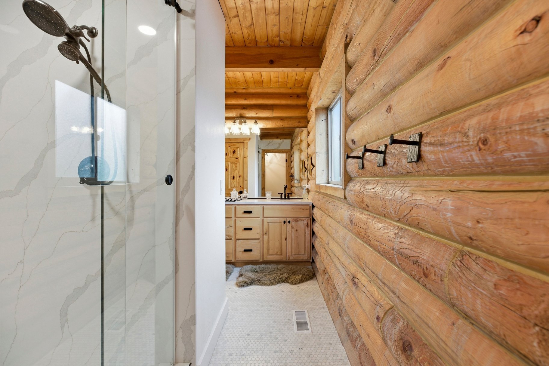  Renovated Log Cabin in Cedar Highlands with Wraparound Deck & Mountain Views - 物件實景