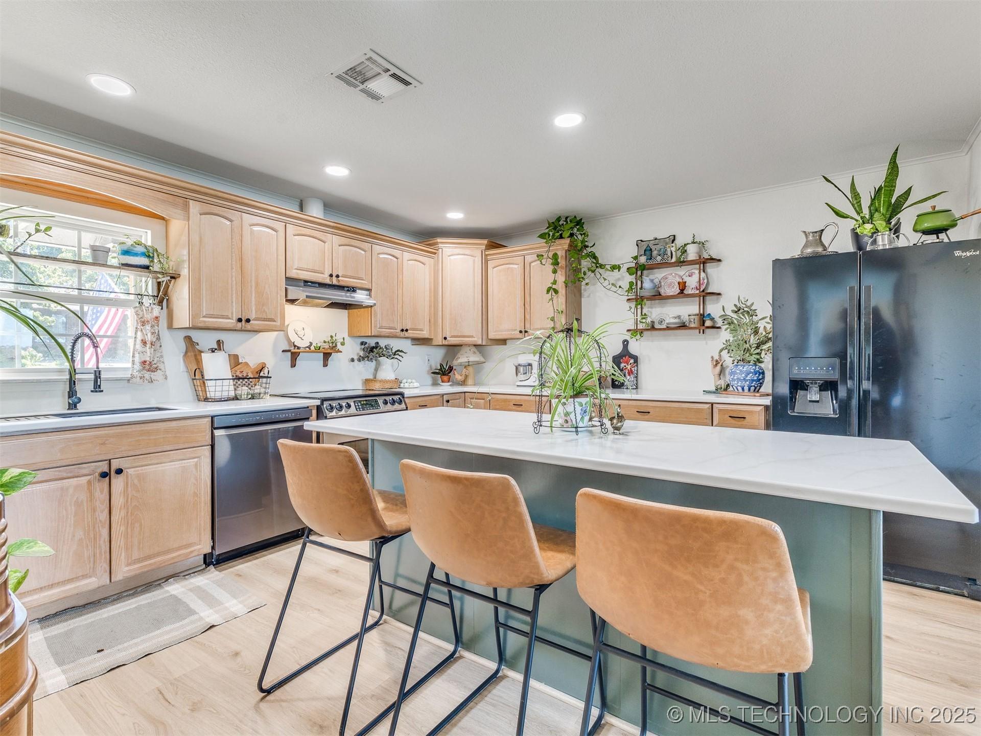 Mannford, Oklahoma, 74044, United States, 4 Bedrooms Bedrooms, ,3 BathroomsBathrooms,Residential,For Sale,1974696