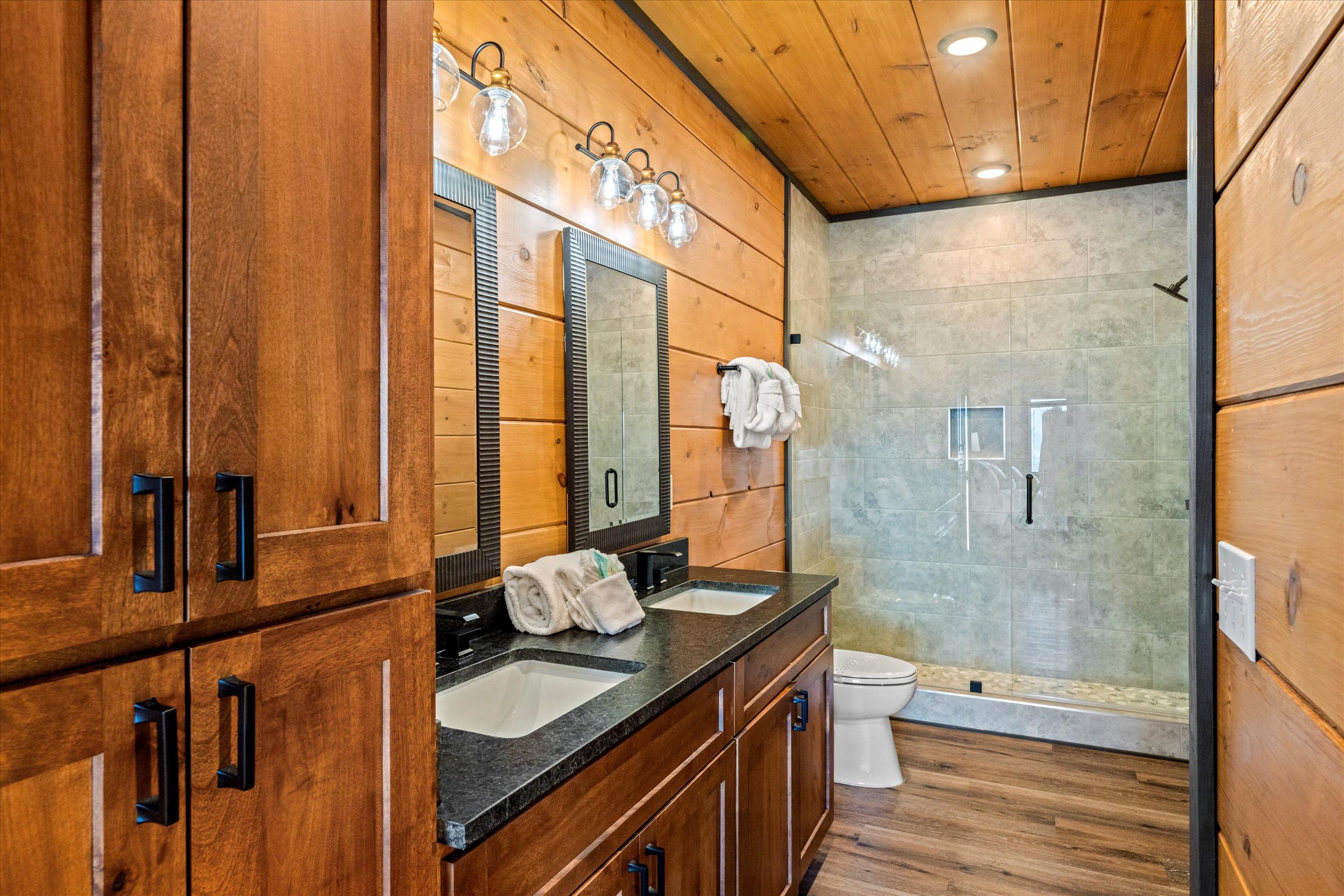 Sevierville, Tennessee, 37876, United States, 5 Bedrooms Bedrooms, ,6 BathroomsBathrooms,Residential,For Sale,1975935