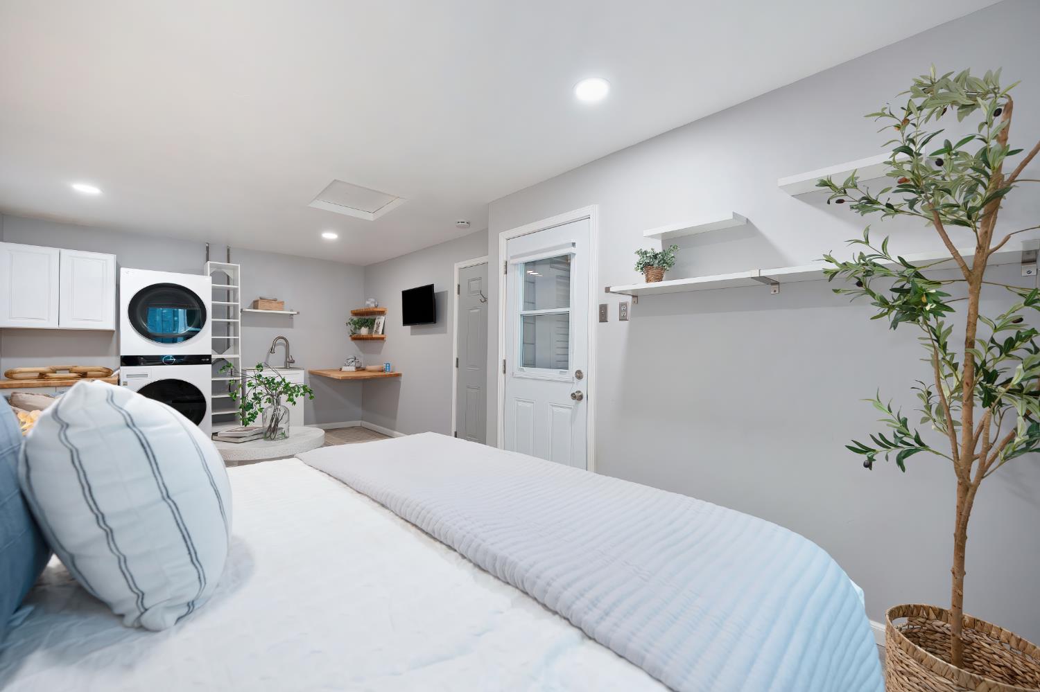 Sacramento, California, 95817, United States, 2 Bedrooms Bedrooms, ,1 BathroomBathrooms,Residential,For Sale,1991606