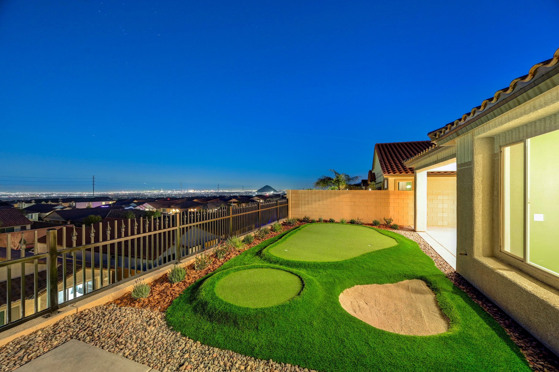  Thoughtfully Upgraded Home Set on an Elevated Lot Offering Sweeping Views - 物件實景