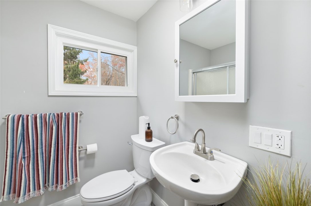 Tiverton, Rhode Island, 02878, United States, 4 Bedrooms Bedrooms, ,2 BathroomsBathrooms,Residential,For Sale,1992829