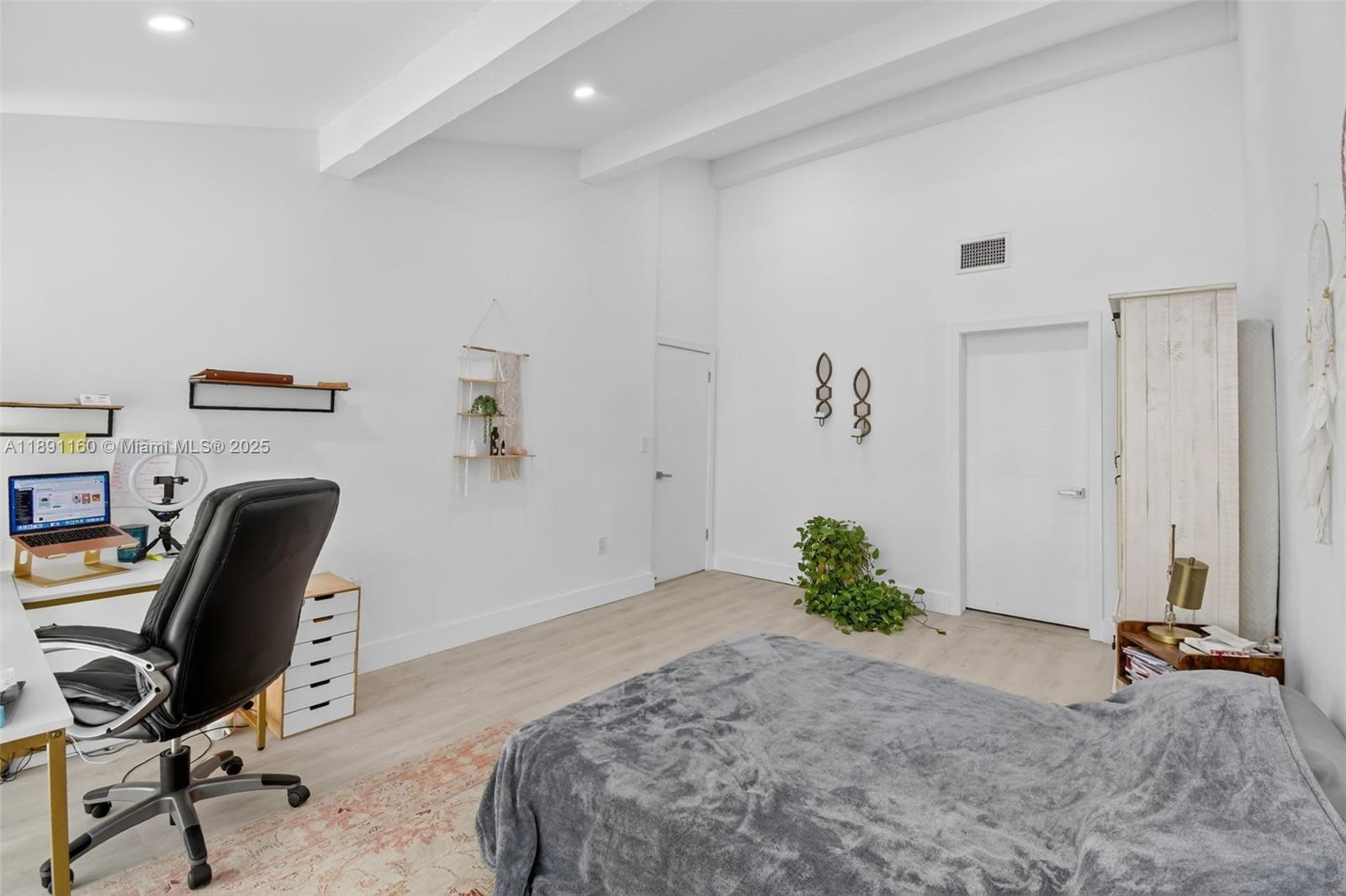 Miami, Florida, 33180, United States, 3 Bedrooms Bedrooms, ,3 BathroomsBathrooms,Residential,For Sale,1961045