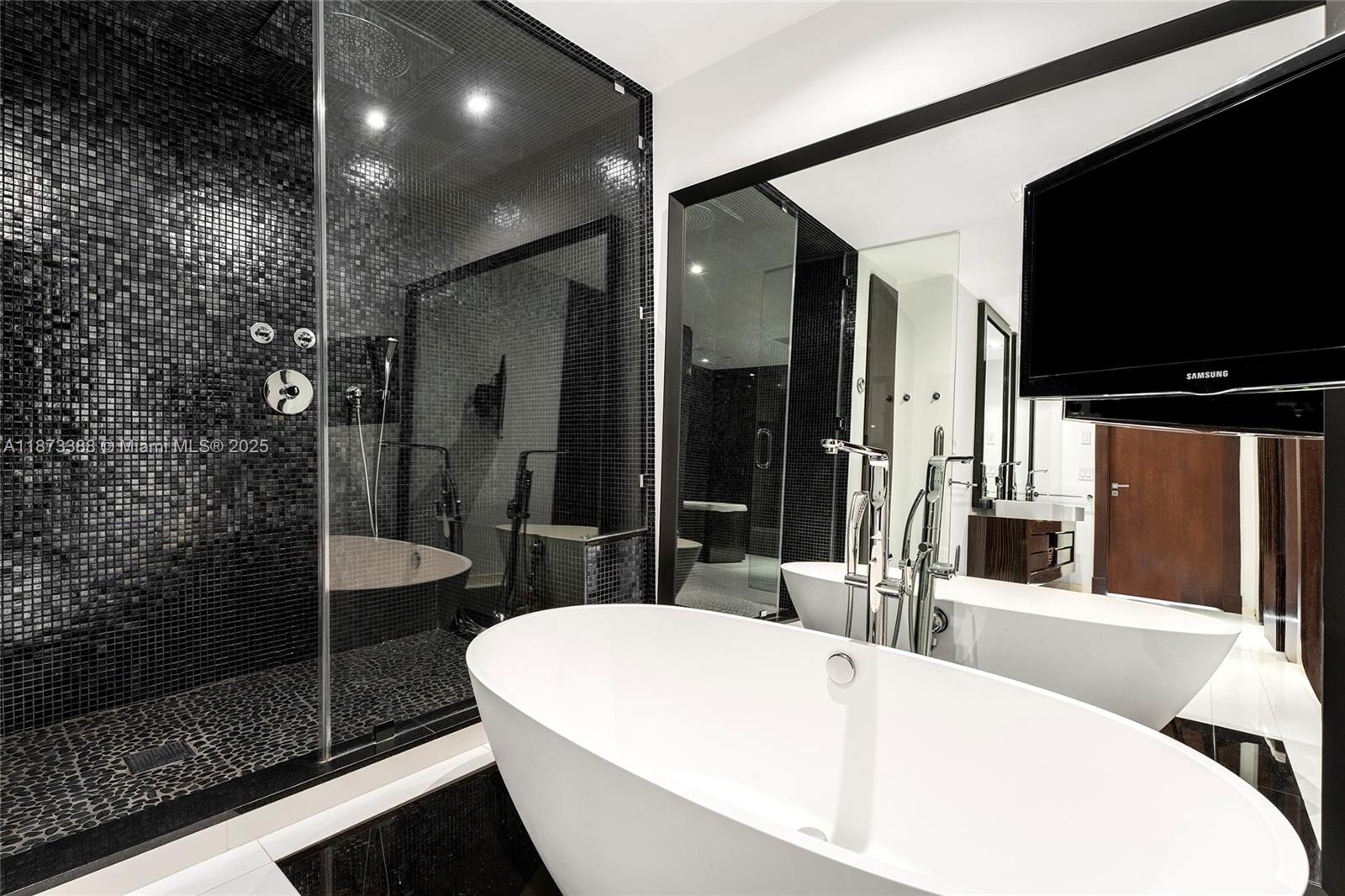 Miami, Florida, 33109, United States, 3 Bedrooms Bedrooms, ,3 BathroomsBathrooms,Residential,For Sale,1940936