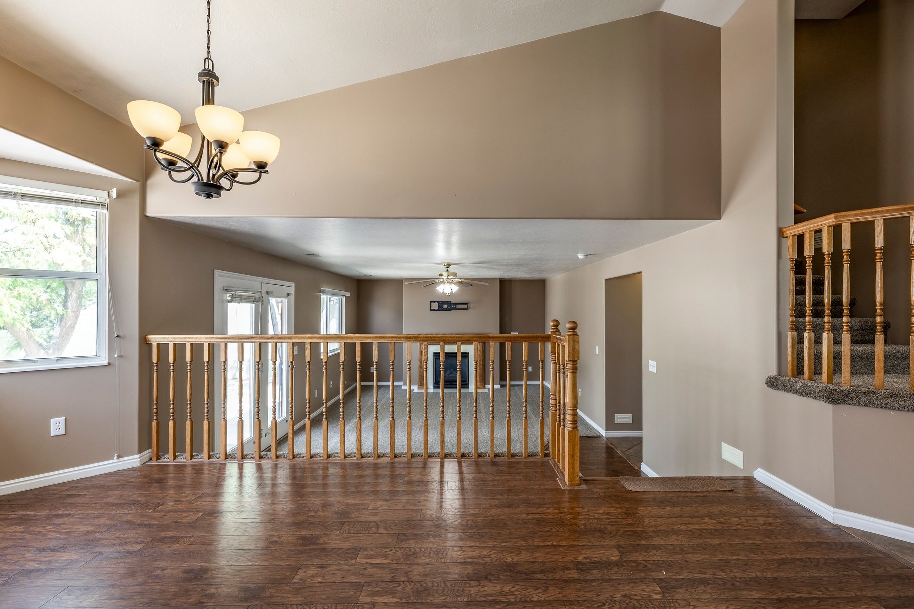  5 Bedroom, 3 Bath Home With One Of North Ogdens Best Porch Views - 物件實景
