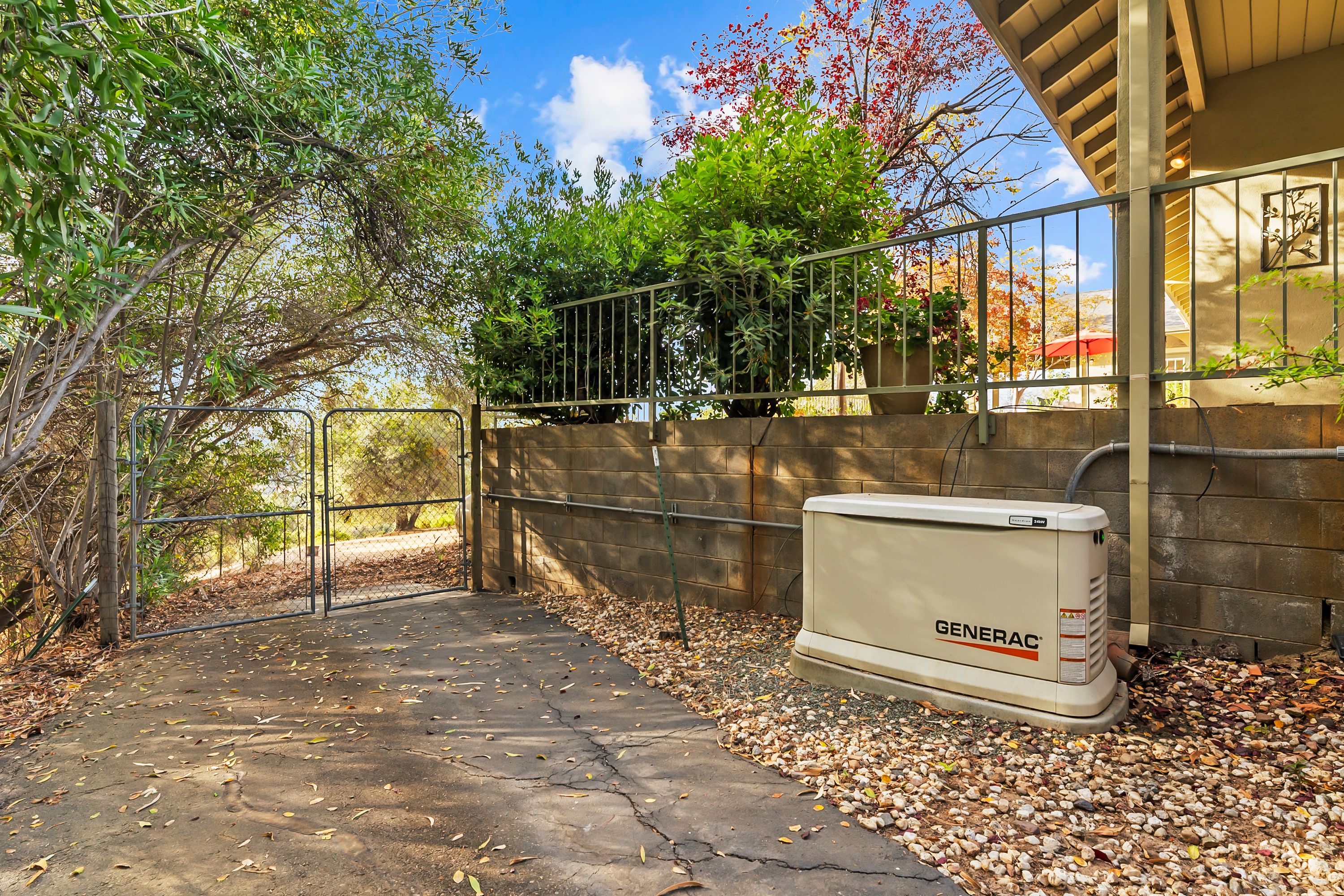  Sweeping Views. Gated Privacy. Minutes from Town - 物件實景