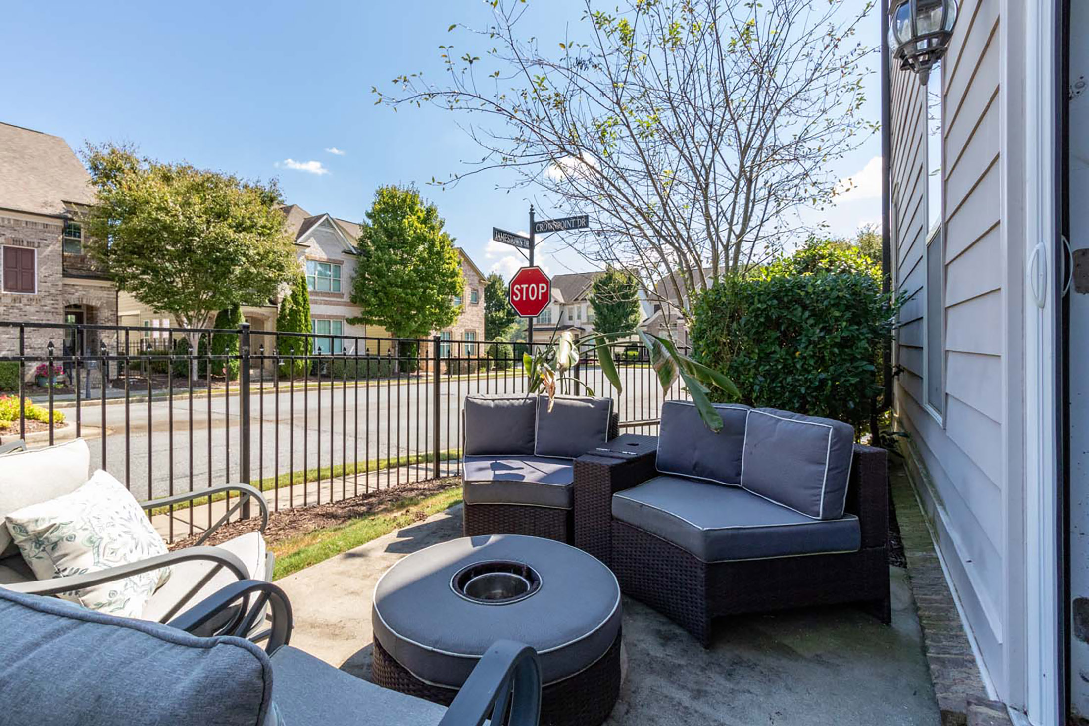  Four-Bedroom Brick Corner Lot in Jamestown - 物件實景