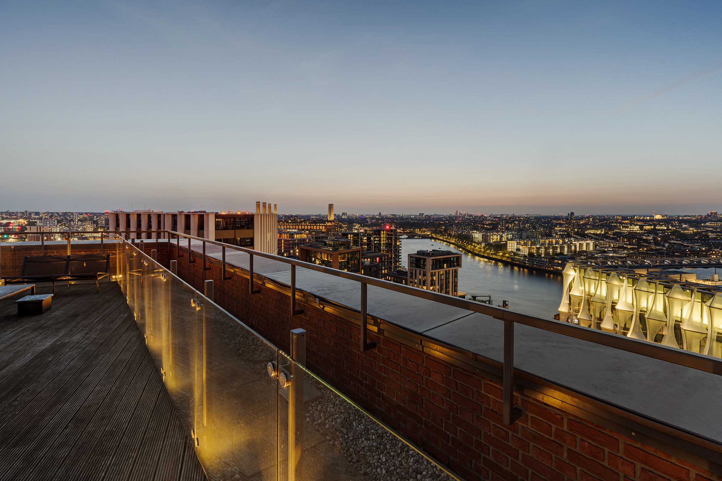  A Duplex Penthouse with Panoramic River Views and a Private Roof Terrace - 物件實景
