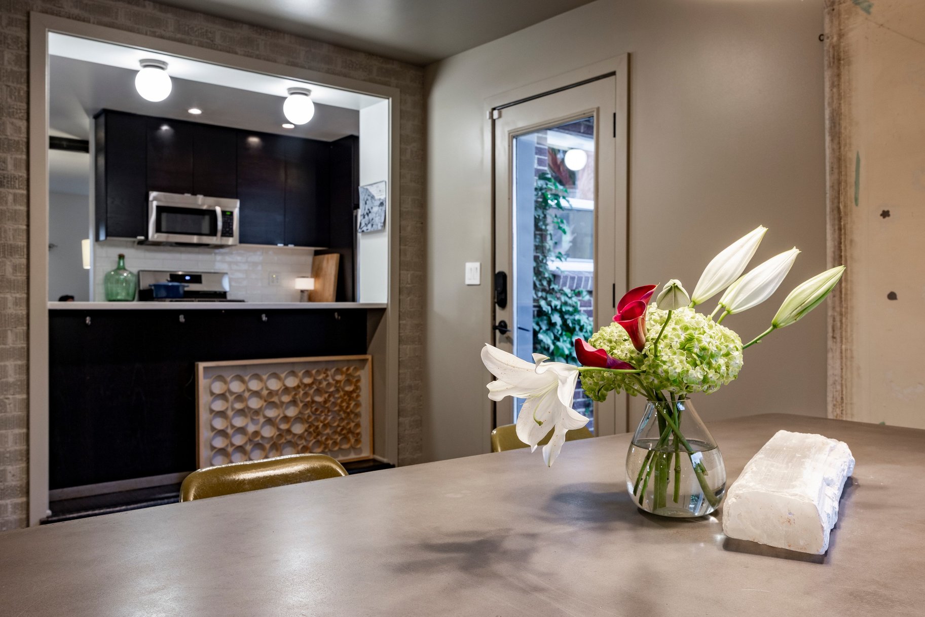  Spacious Millcreek Bungalow with Expansive Backyard & 2-Car Garage - 物件實景