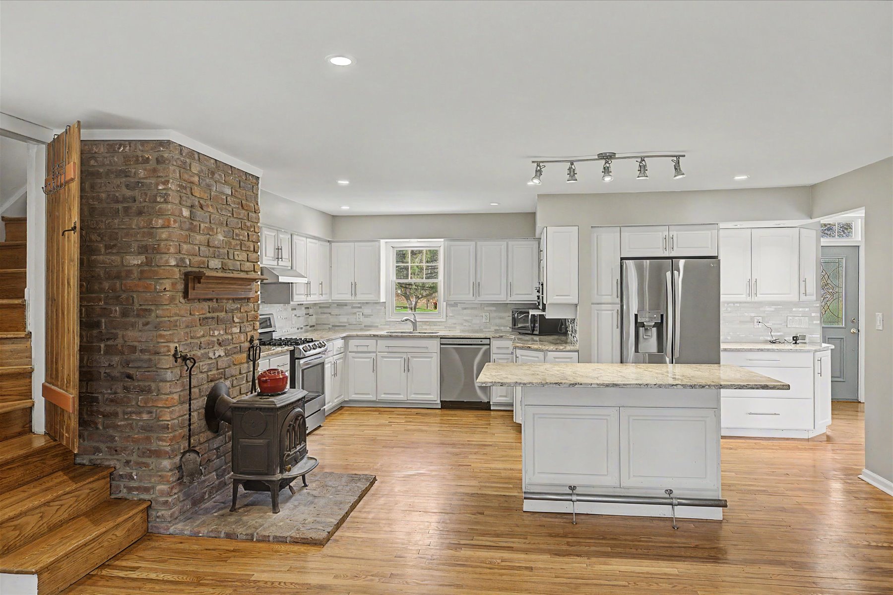  Lovely Cape Cod Home Situated on Two Private Acres - 物件實景