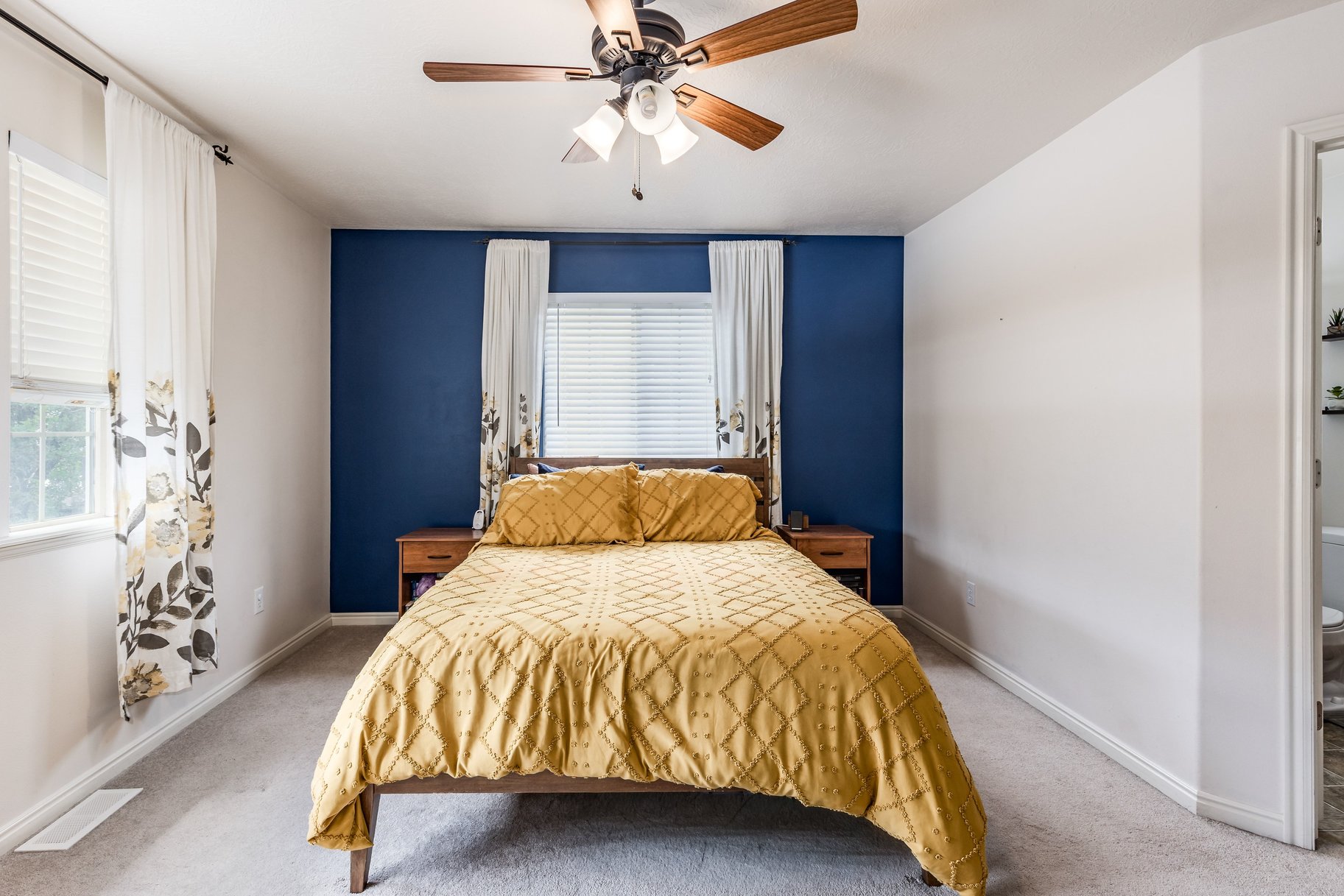  End Row Townhome in Highly Desired Location - 物件實景