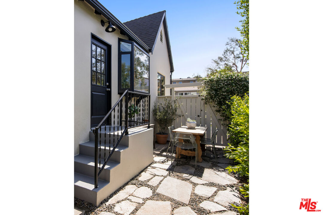Los Angeles, California, 90039, United States, 3 Bedrooms Bedrooms, ,2 BathroomsBathrooms,Residential,For Sale,1856882