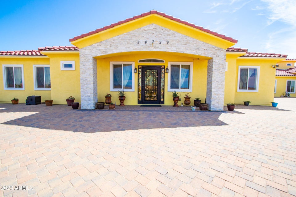 Witmann, Arizona, 85361, United States, 6 Bedrooms Bedrooms, ,3 BathroomsBathrooms,Residential,For Sale,1977429